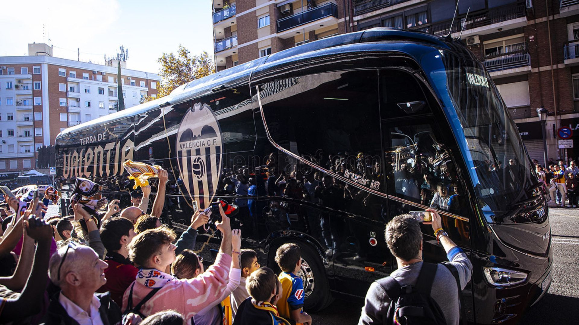 El autobús del Valencia CF llega a Mestalla El autobús del Valencia CF llega a Mestalla