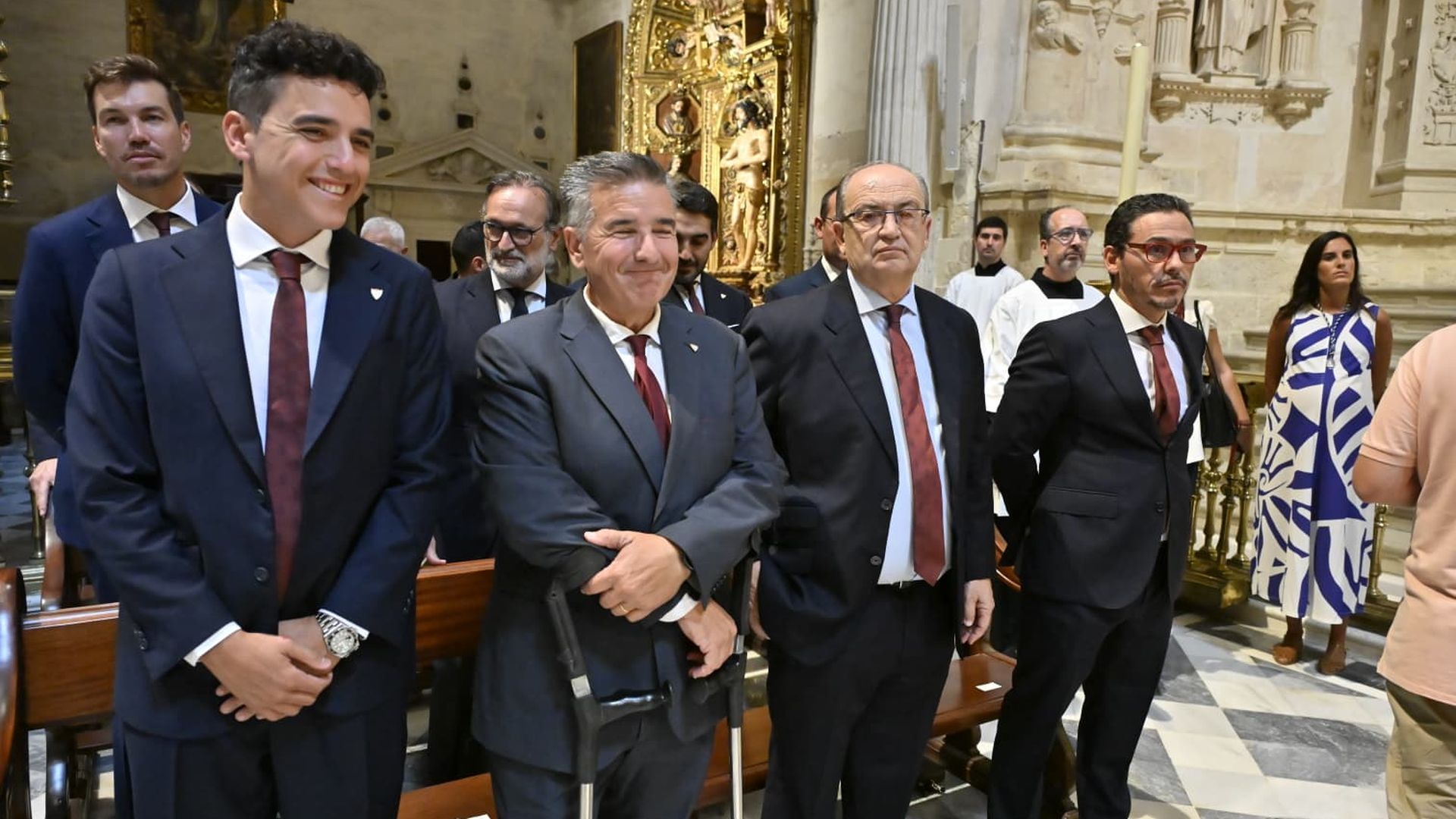 El consejo de administración, en la ofrenda floral del Sevilla FC a la Virgen de los Reyes