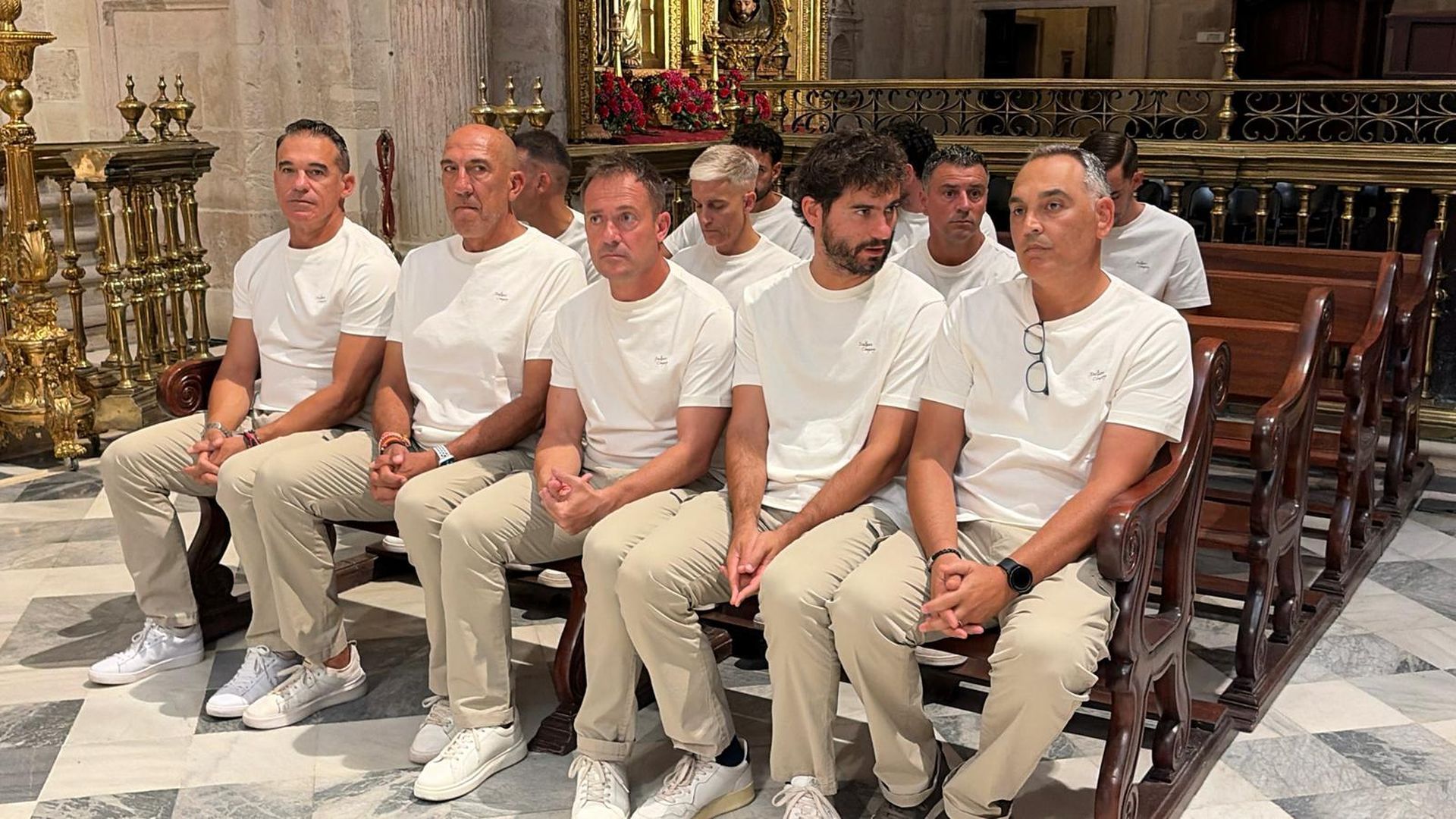 El cuerpo técnico de Luis García Plaza, en la ofrenda floral del Sevilla FC a la Virgen de los Reyes