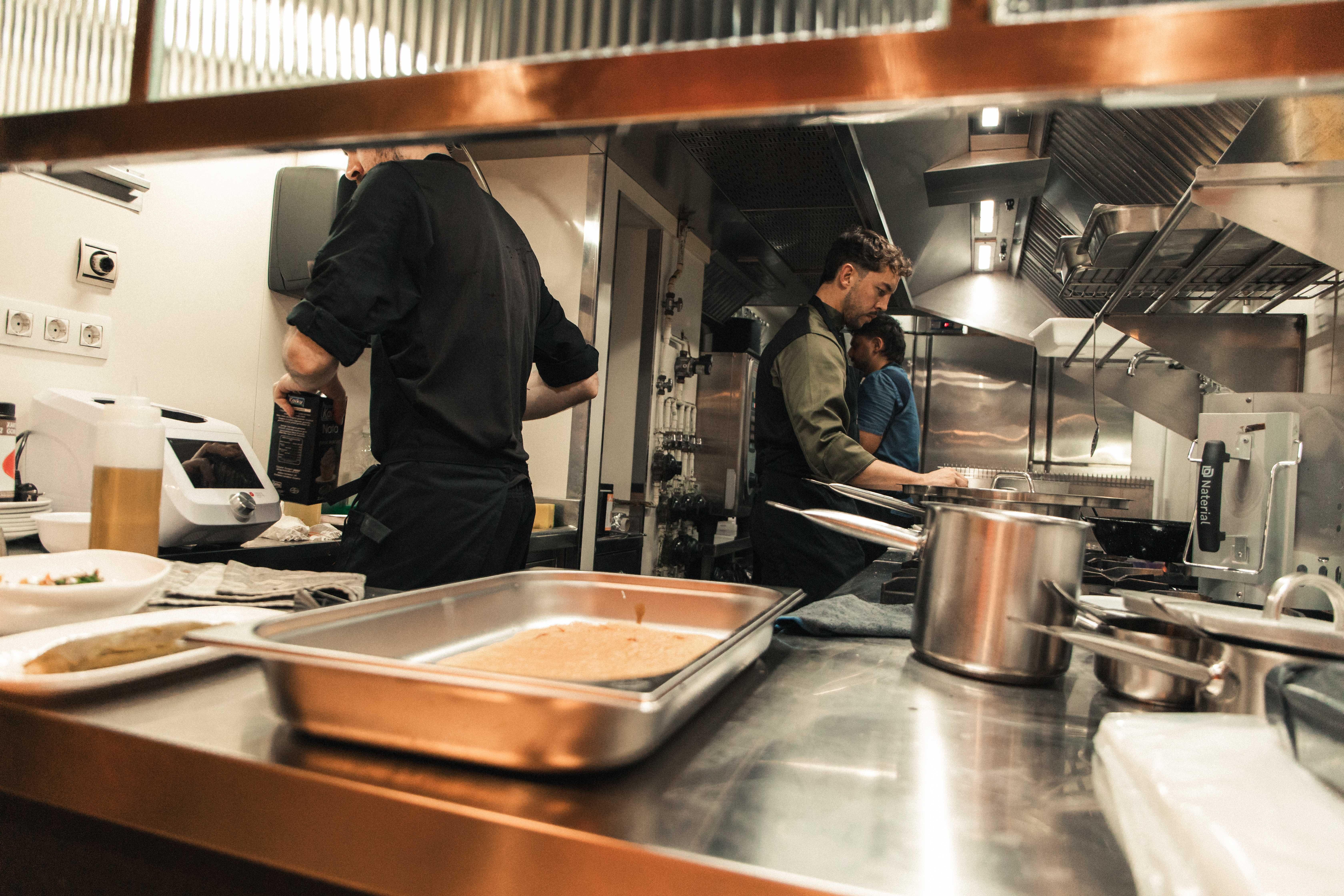 El equipo de MARTXO BILBAO trabaja en el interior de la cocina.