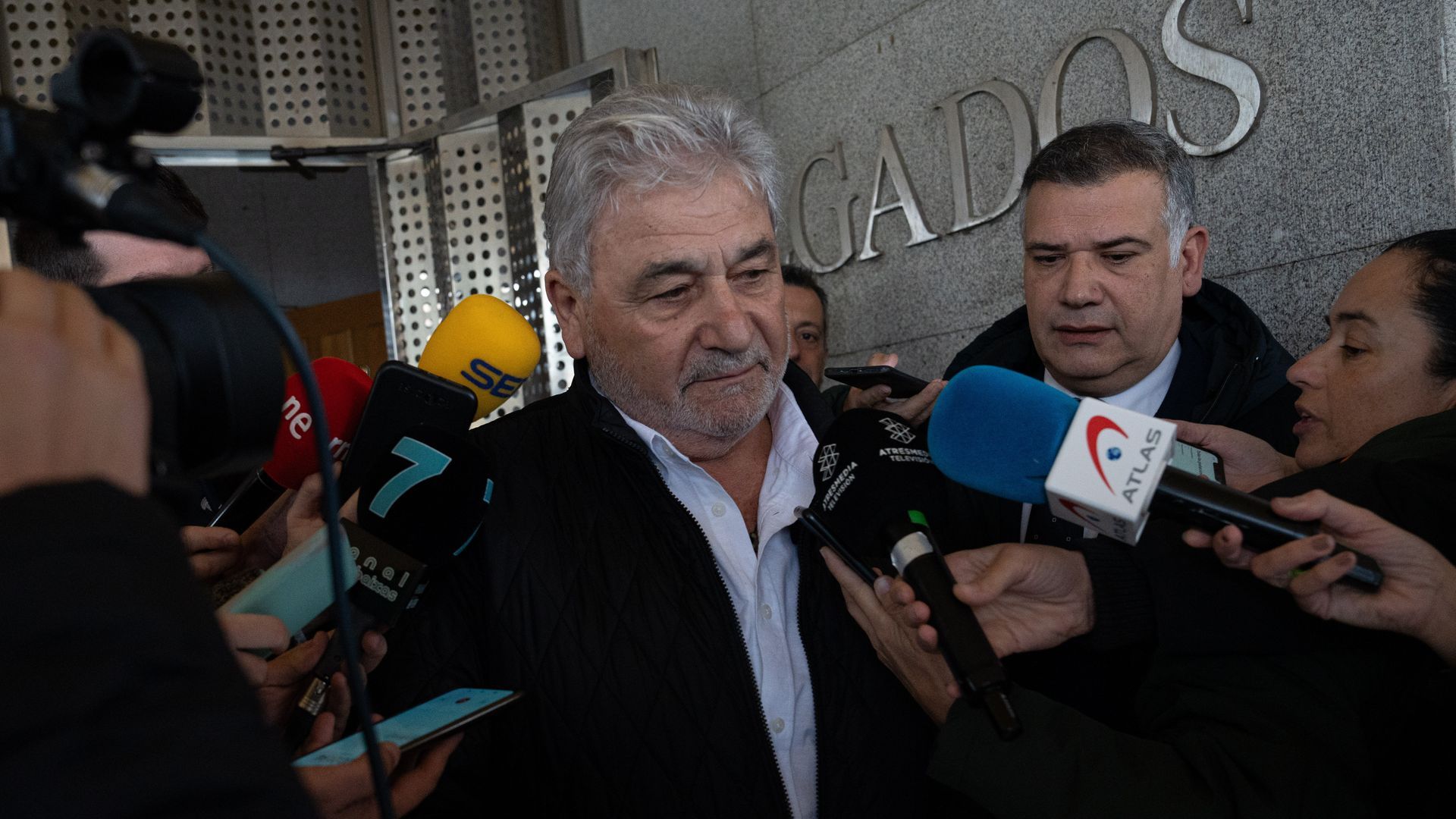 El exnarcotraficante gallego, Laureano Oubiña, atiende a medios a su salida de los juzgados de Vilagarcía, en 2023 El exnarcotraficante gallego, Laureano Oubiña, atiende a medios a su salida de los juzgados de Vilagarcía, en 2023