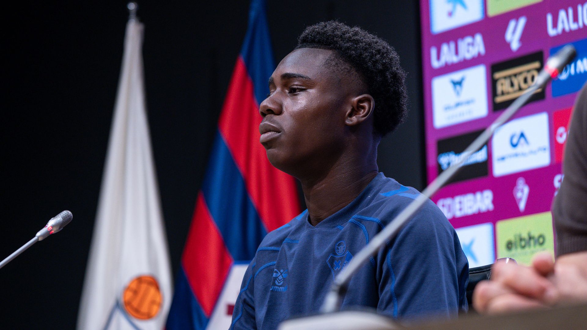 Elijah Gift, durante su presentación con el Eibar. Elijah Gift, durante su presentación con el Eibar.