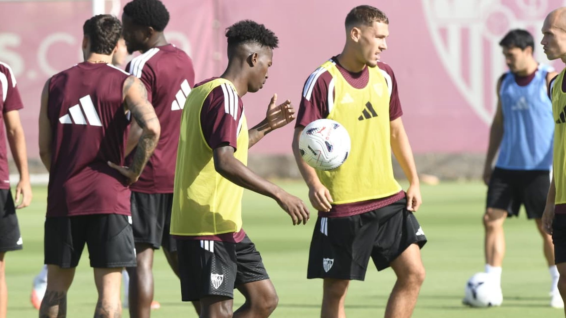Félix Correia y Lucas Stassin, en su primer entrenamiento con el Sevilla Félix Correia y Lucas Stassin, en su primer entrenamiento con el Sevilla