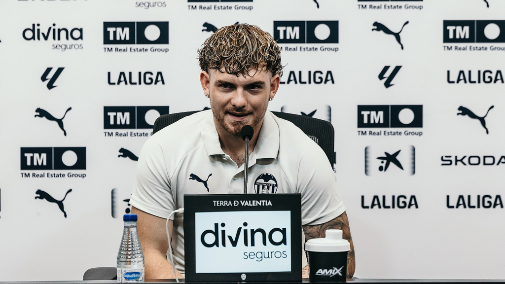 Harvey Elliot, presentado como jugador del Valencia CF