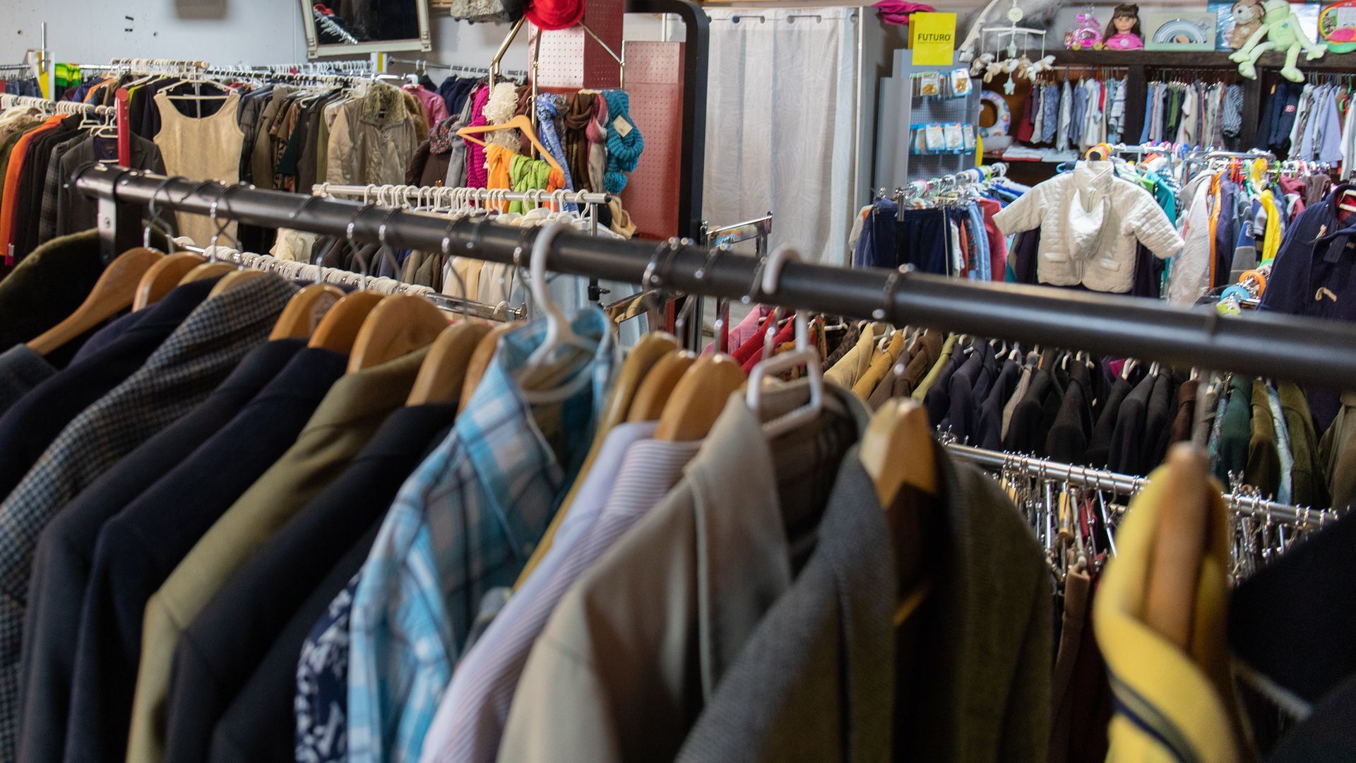 Imagen de archivo de un mercado de ropa usada Imagen de archivo de un mercado de ropa usada