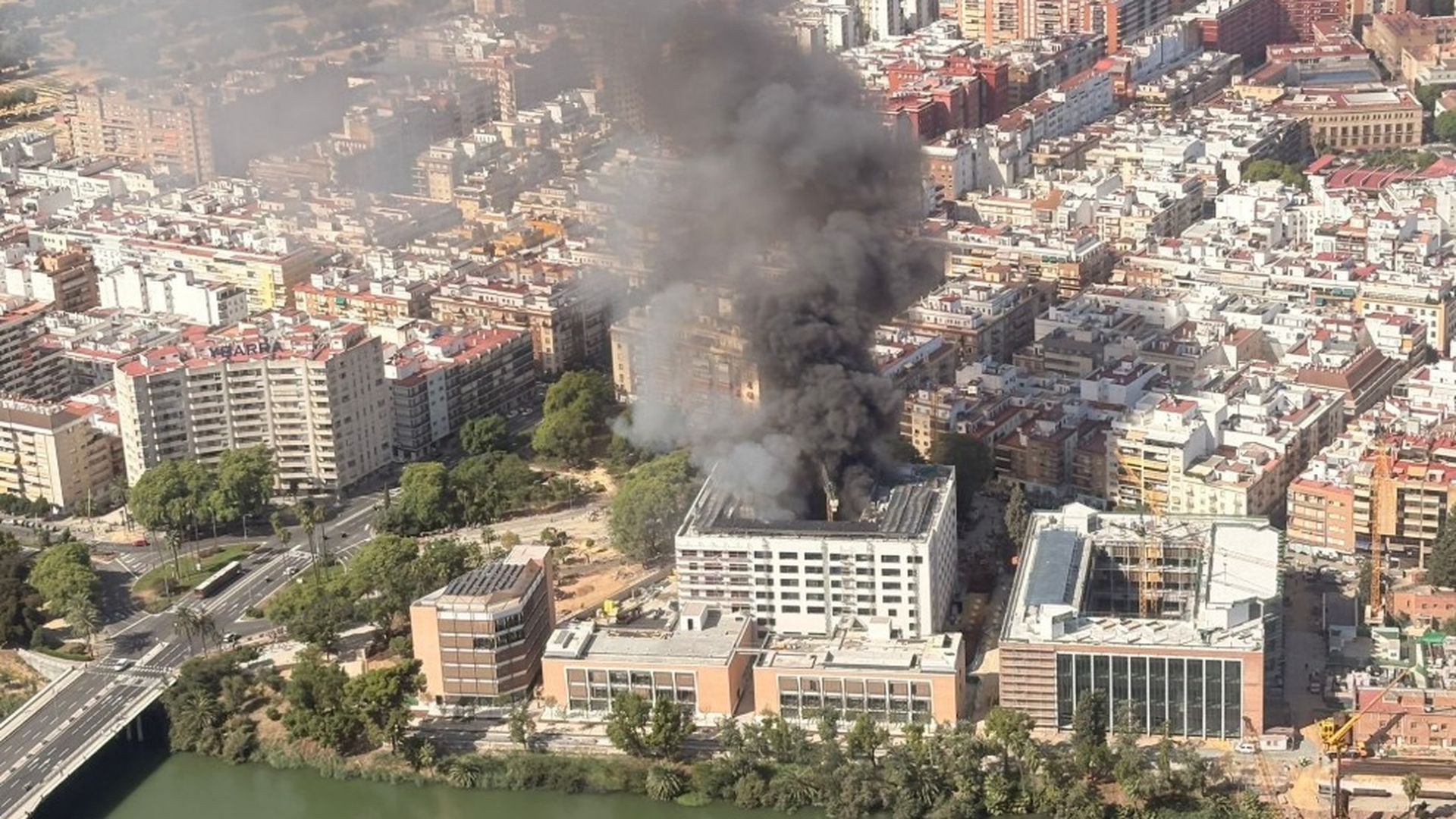 Incendio en un edificio en obras próximo a la Glorieta de las Cigarreras, Sevilla Incendio en un edificio en obras próximo a la Glorieta de las Cigarreras, Sevilla