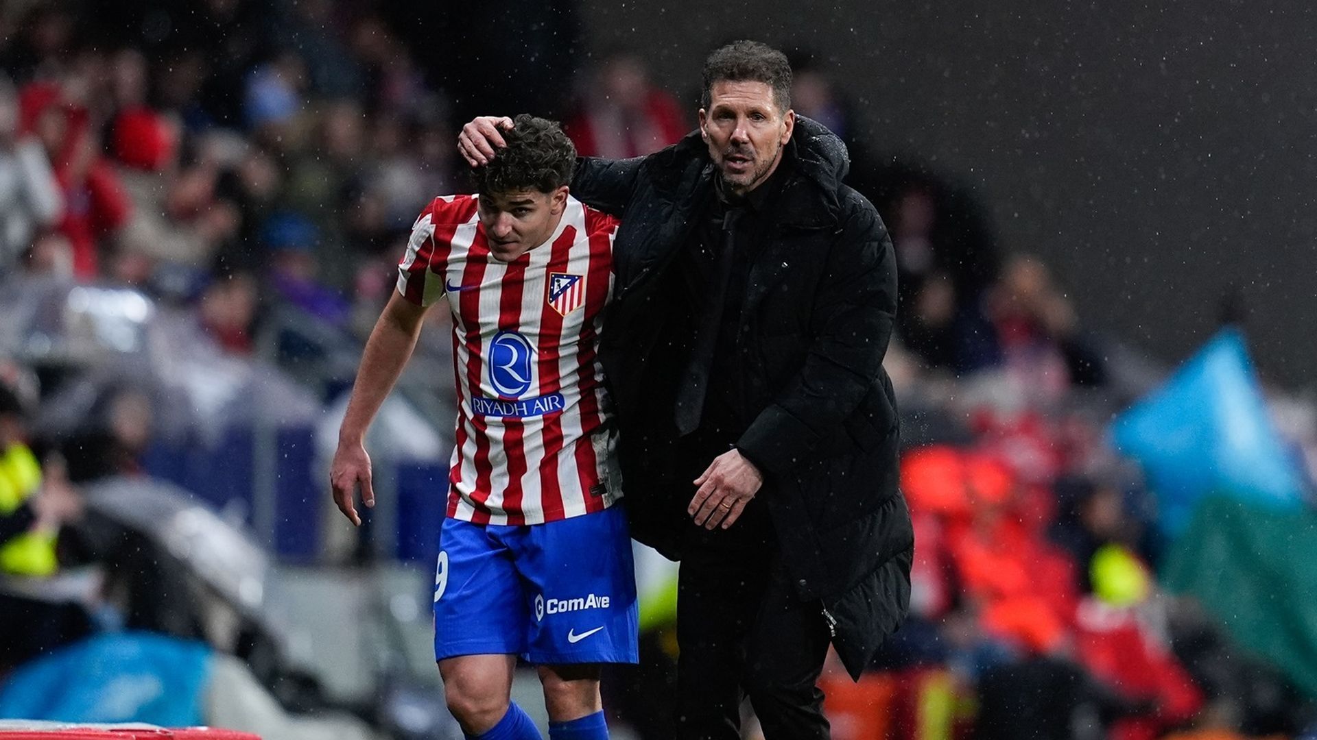 Julián Álvarez y Diego Pablo Simeone durante un partido del Atlético de Madrid la temporada pasada