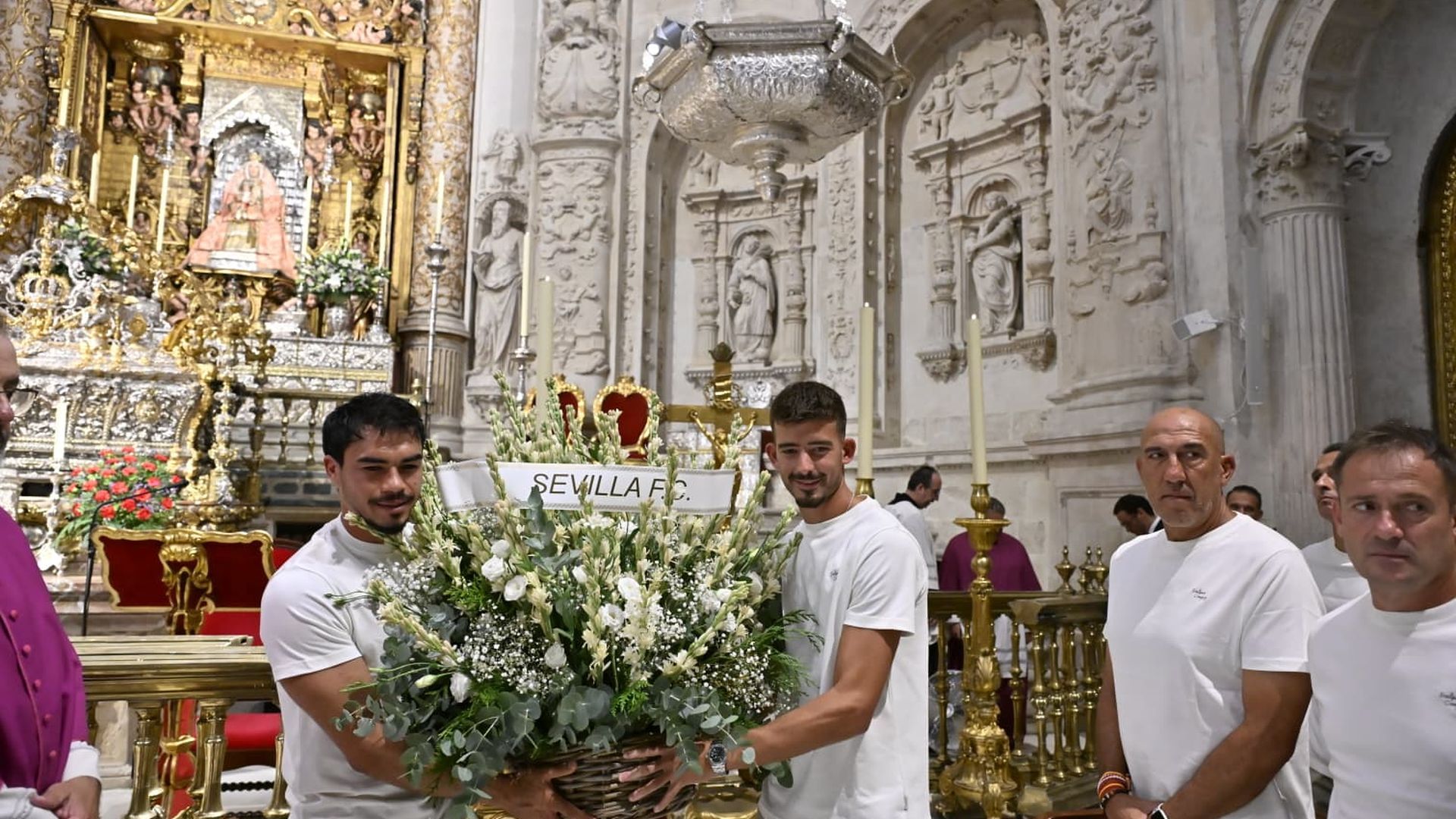 Kike Salas y Suazo, en la ofrenda floral del Sevilla FC a la Virgen de los Reyes