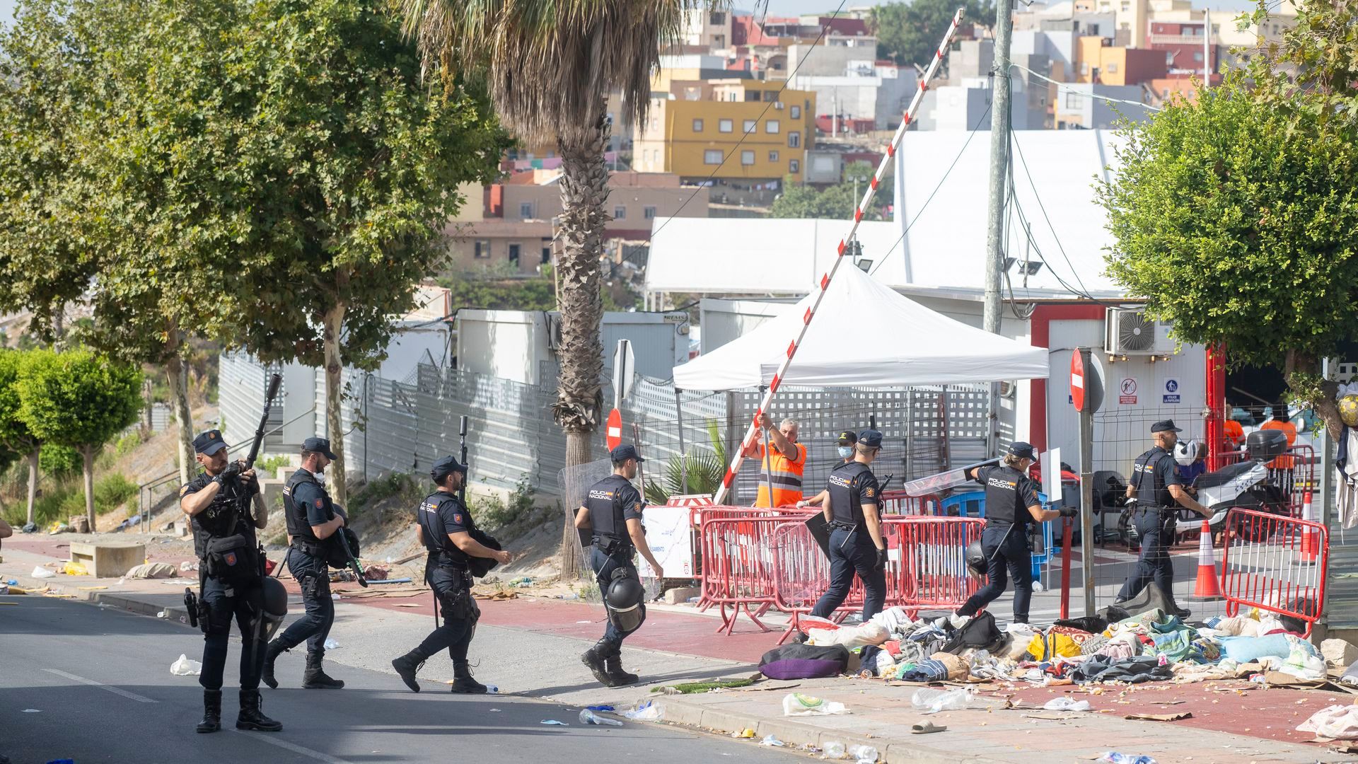 La policía desaloja el campamento de migrantes en la Loma Colmenar La policía desaloja el campamento de migrantes en la Loma Colmenar