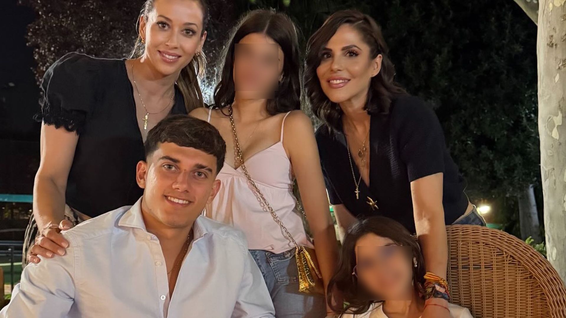 La viuda de Reyes, su exmujer y sus tres hijos, reunidos por el cumpleaños del futbolista La viuda de Reyes, su exmujer y sus tres hijos, reunidos por el cumpleaños del futbolista