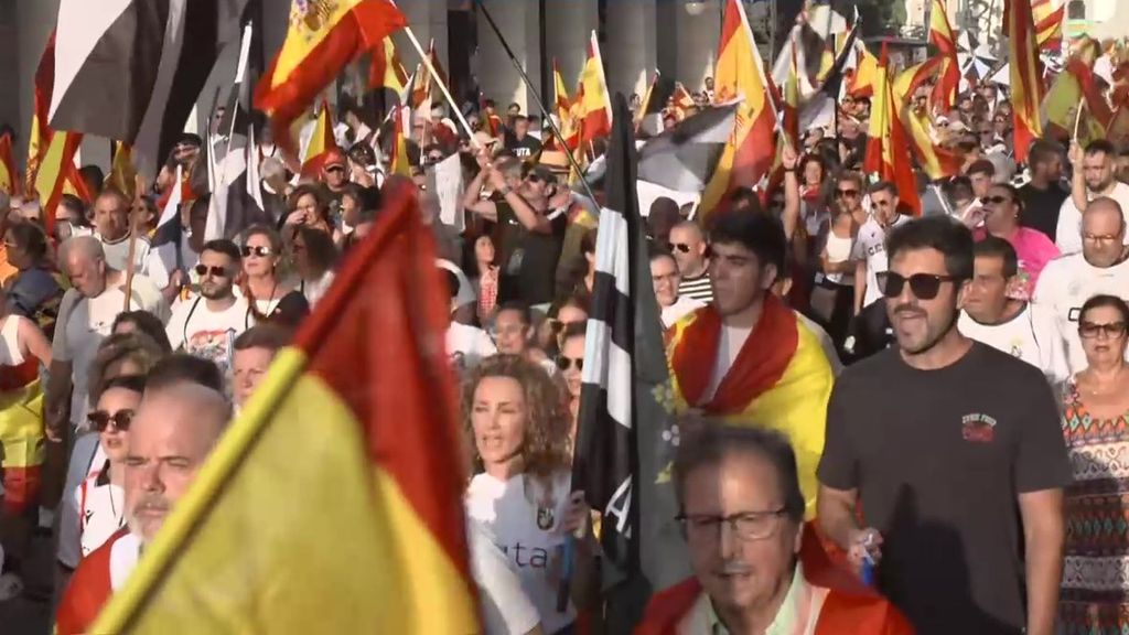 Miles de ceutíes se manifiestan bajo el lema 'Ceuta no se vende, Ceuta se defiende' en la ciudad autónoma