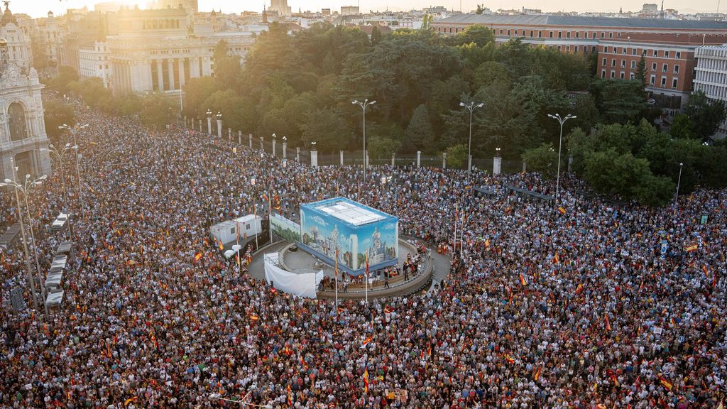 'Ceuta no se vende, Ceuta se defiende': miles de personas se manifiestan en defensa de la ciudad