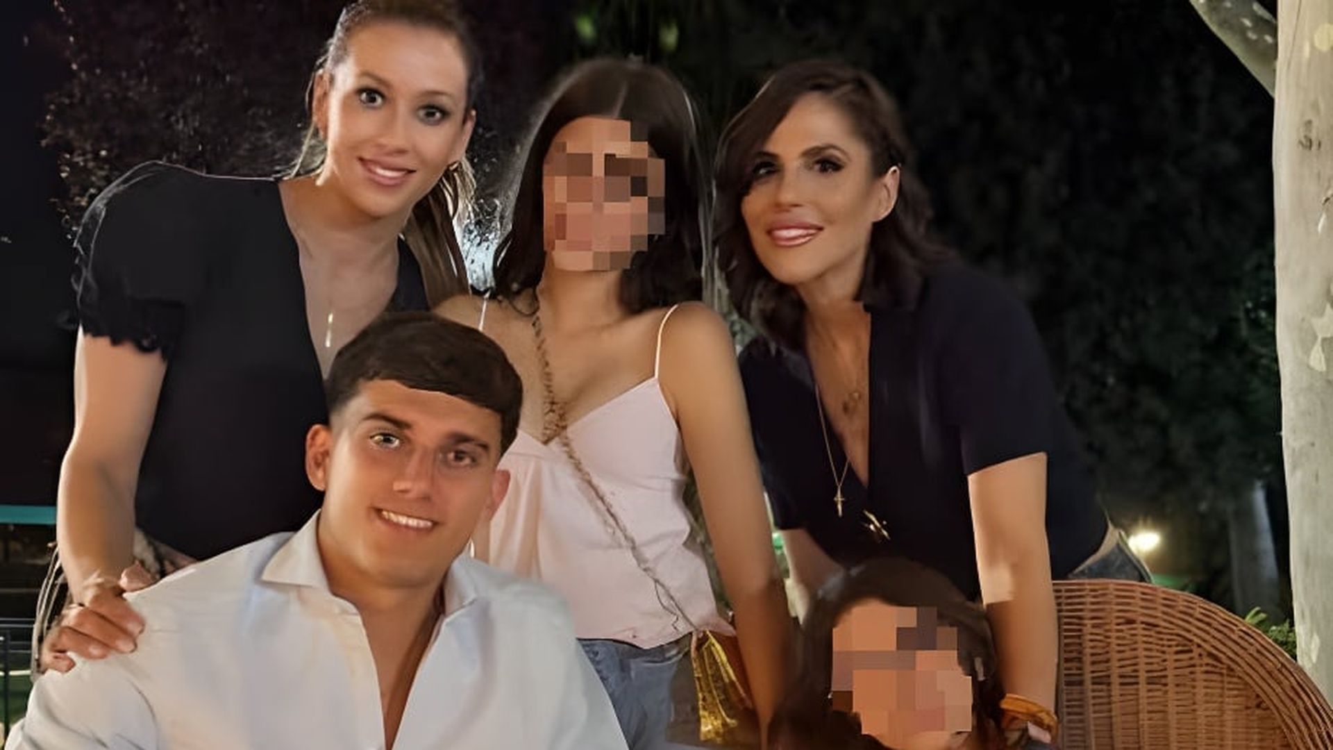 Noelia López, junto a la expareja del futbolista y sus tres hijos