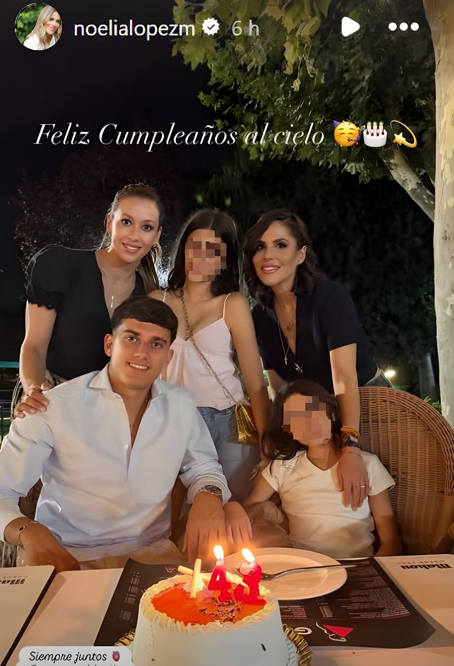Noelia López, junto a la expareja del futbolista y sus tres hijos
