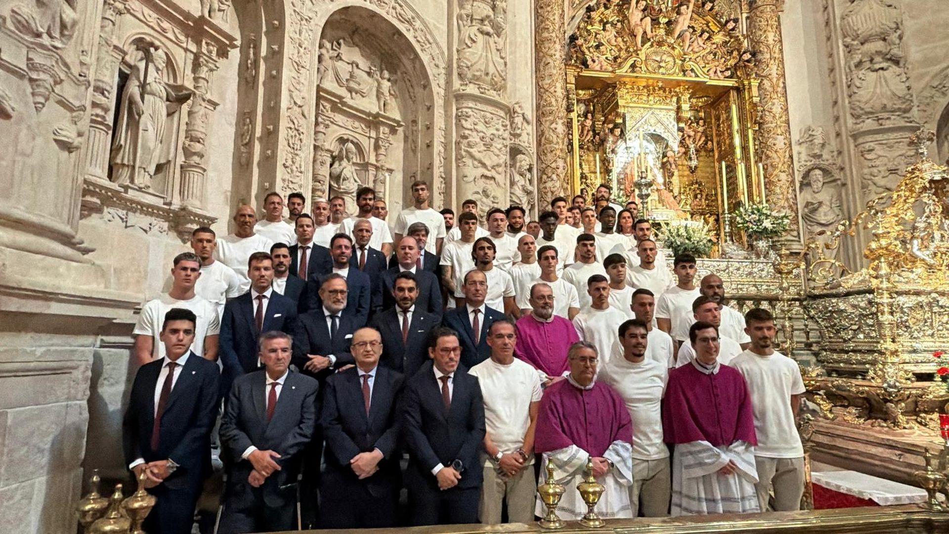 Ofrenda floral del Sevilla FC a la Virgen de los Reyes