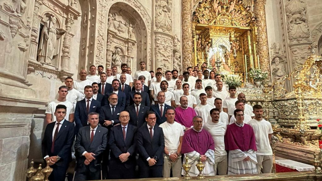 Ofrenda floral del Sevilla FC a la Virgen de los Reyes