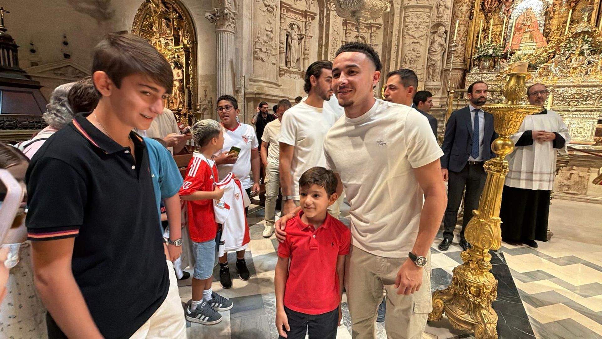 Rubén Vargas, en la ofrenda floral del Sevilla FC a la Virgen de los Reyes