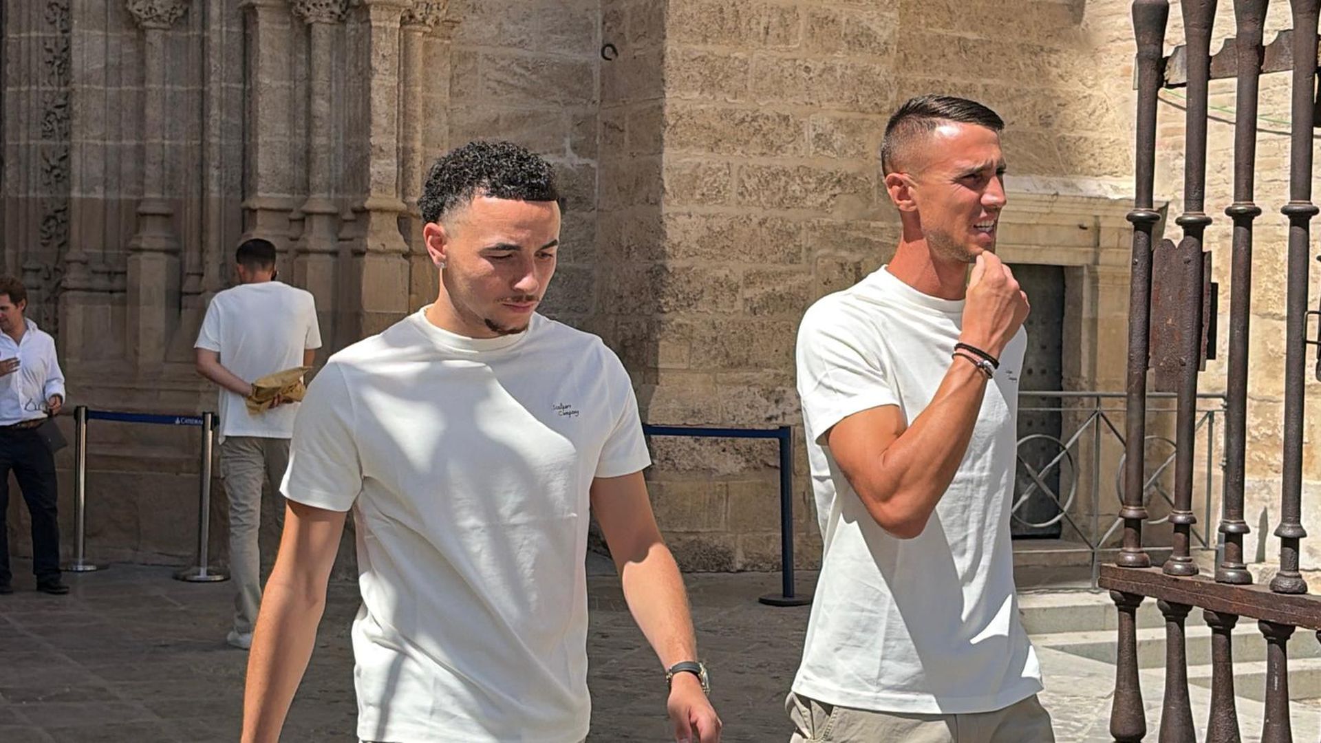 Rubén Vargas y Odysseas, en la ofrenda floral del Sevilla FC a la Virgen de los Reyes