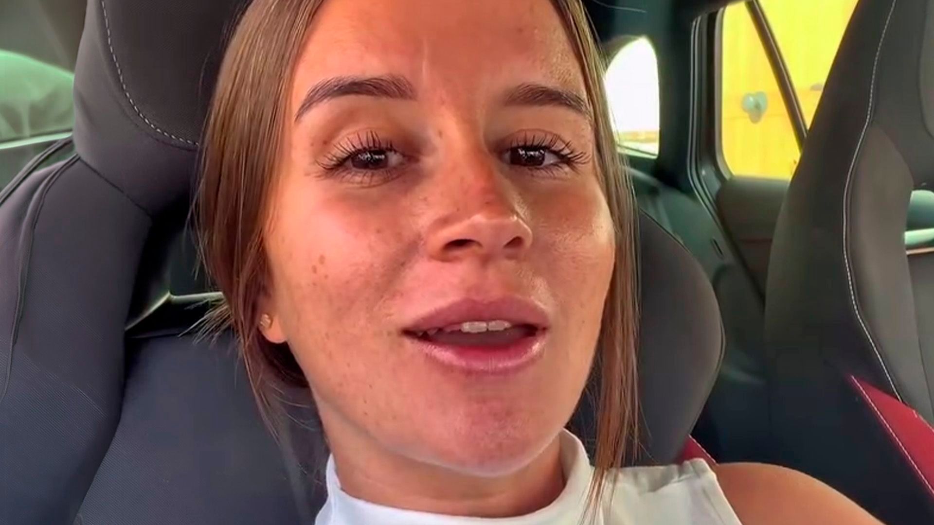 Sandra Barrios se tatúa a su nuevo novio Sandra Barrios se tatúa a su nuevo novio