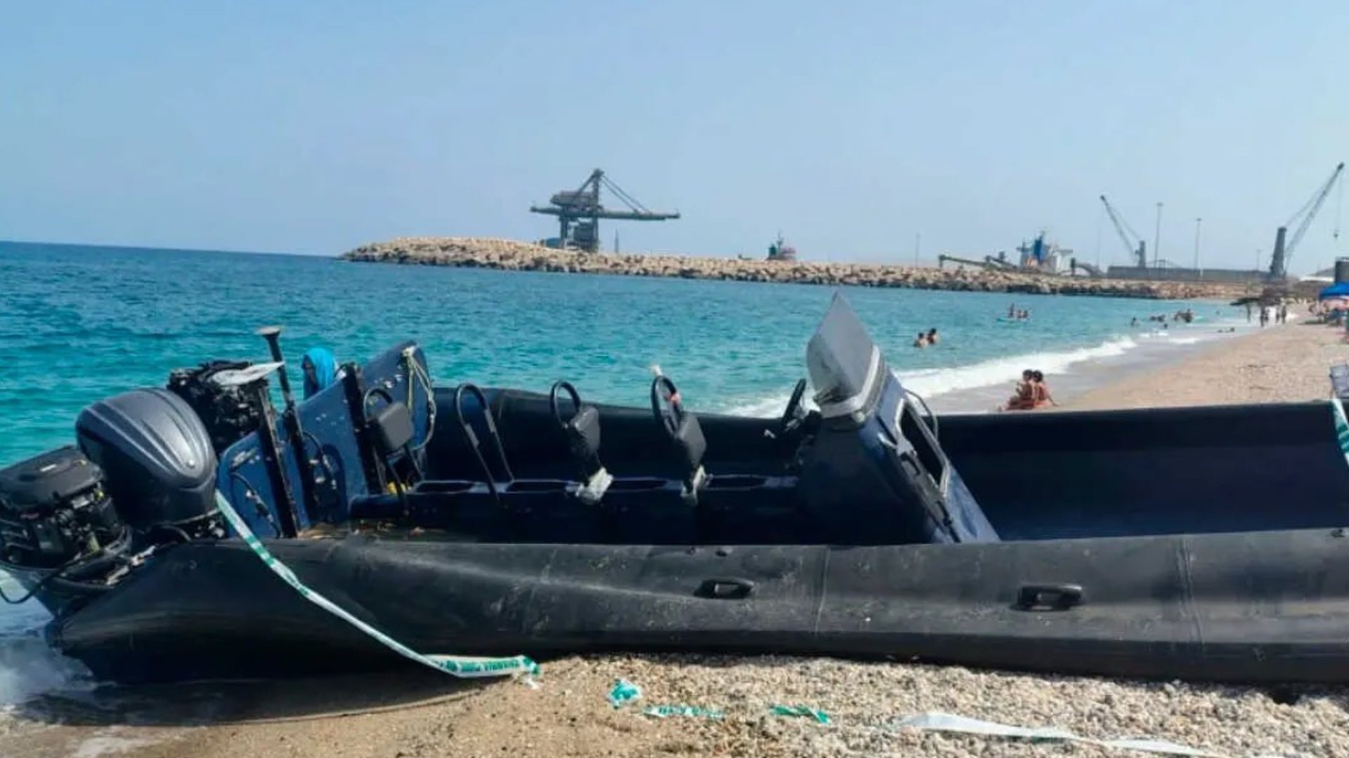Tres guardias civiles heridos tras ser embestidos por una narcolancha en Águilas en Murcia Tres guardias civiles heridos tras ser embestidos por una narcolancha en Águilas en Murcia