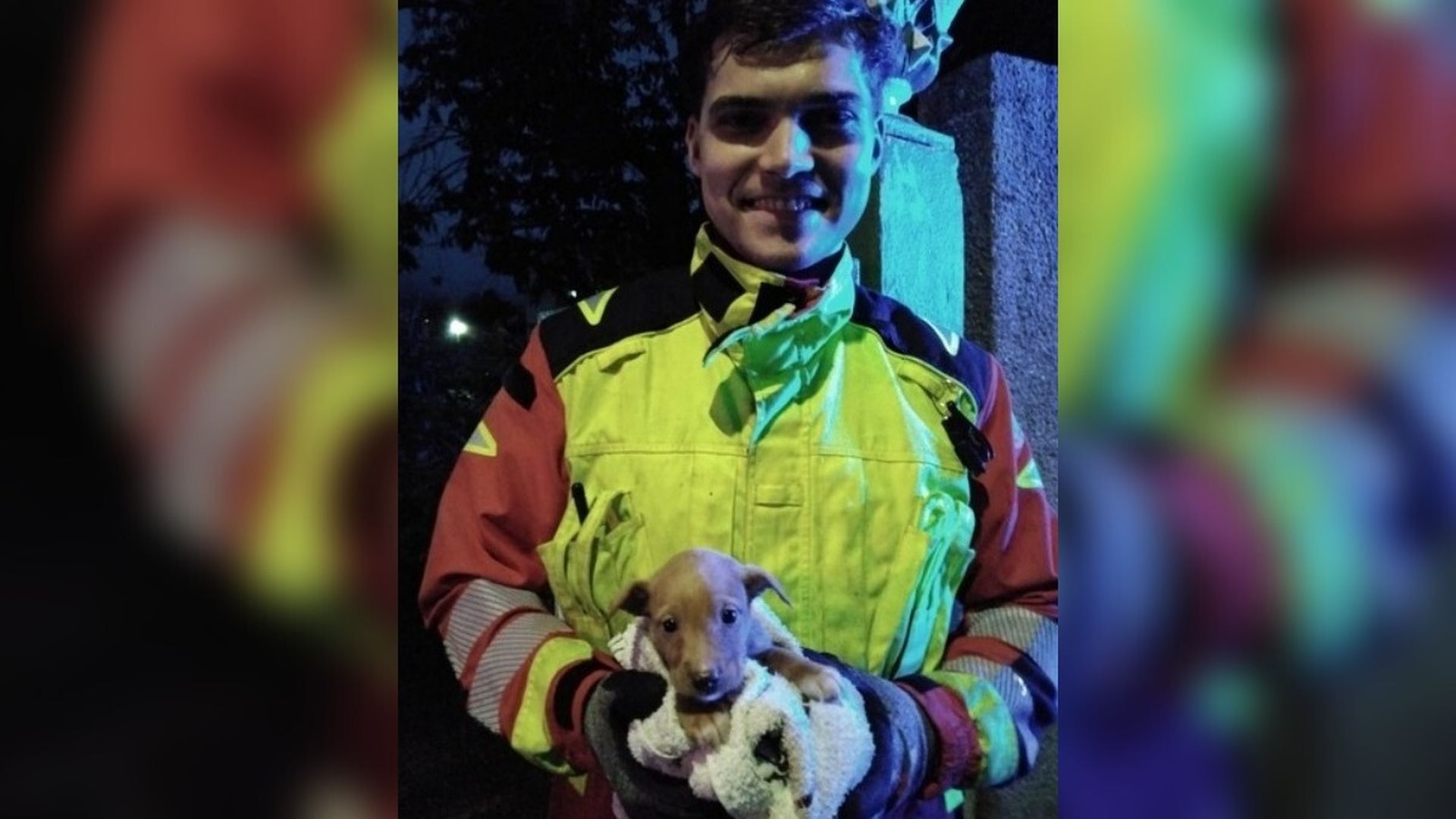 Uno de los bomberos sostiene a Arketa tras el rescate Uno de los bomberos sostiene a Arketa tras el rescate