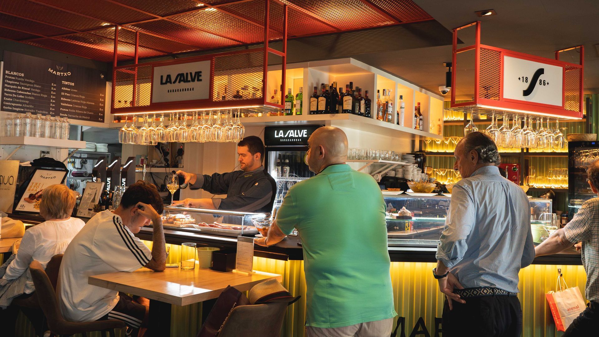 Uno de los restaurantes de MARTXO atendiendo a sus clientes. Uno de los restaurantes de MARTXO atendiendo a sus clientes.