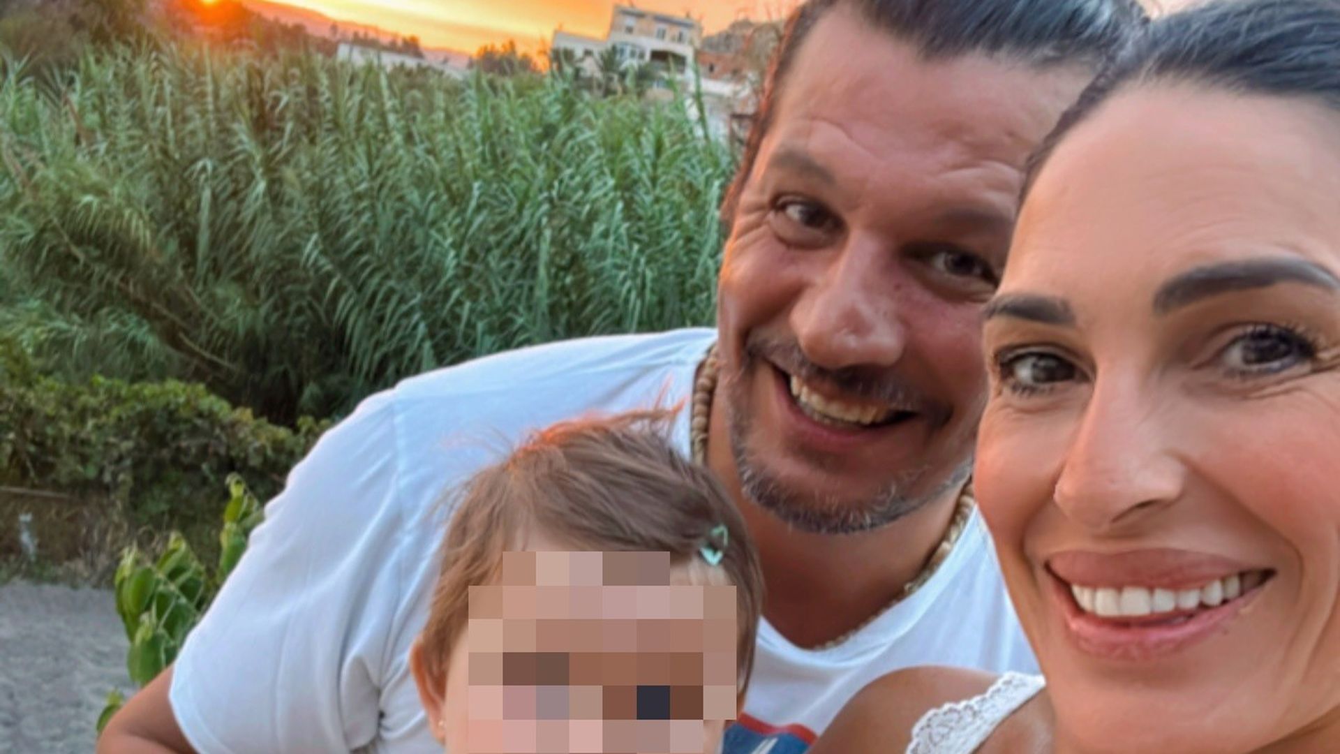 Verónica Hidalgo y su pareja, Juan Andrés González Santos, junto a su hija en común