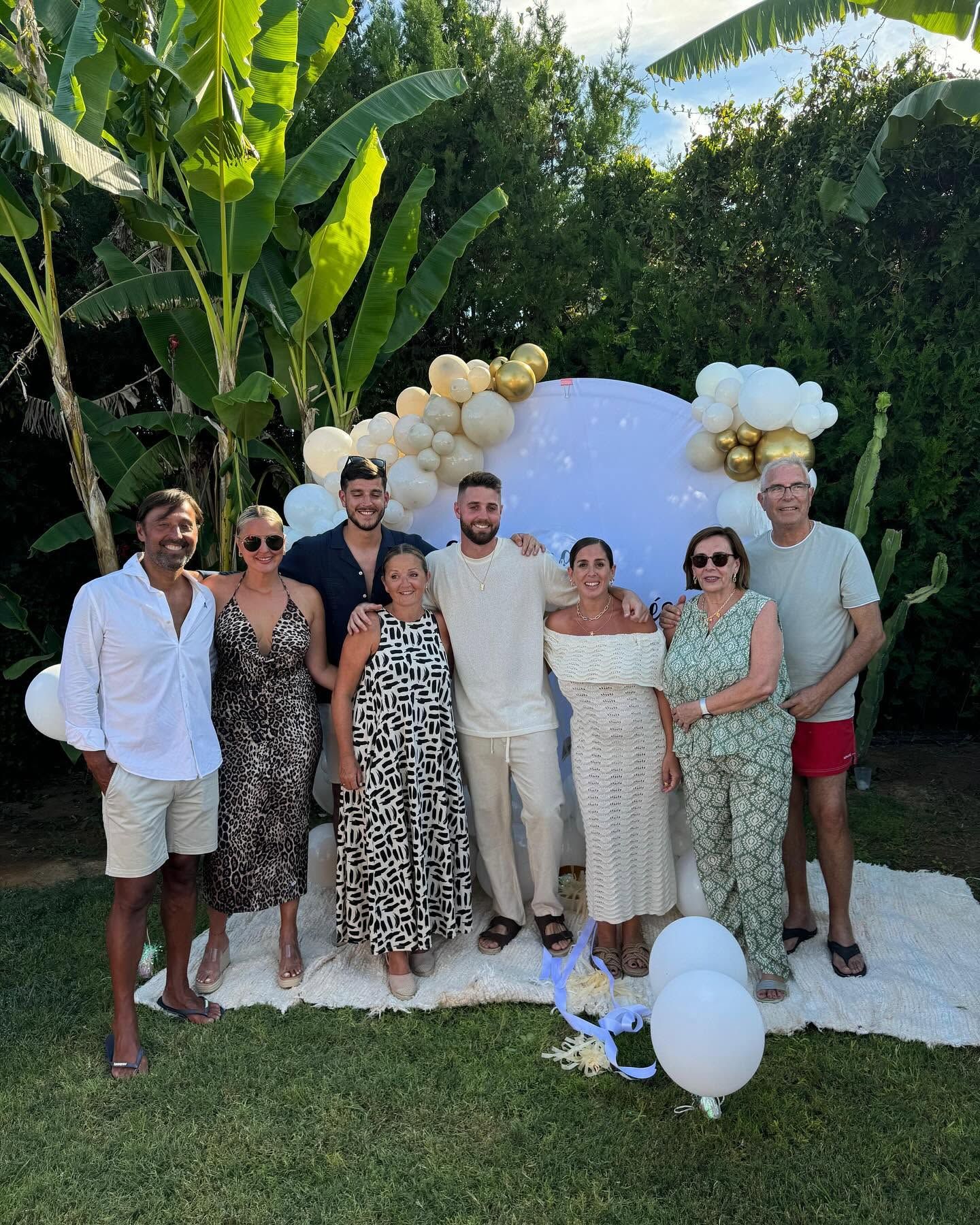 Anabel Pantoja y David Rodríguez con toda su familia en el baby shower de Alma