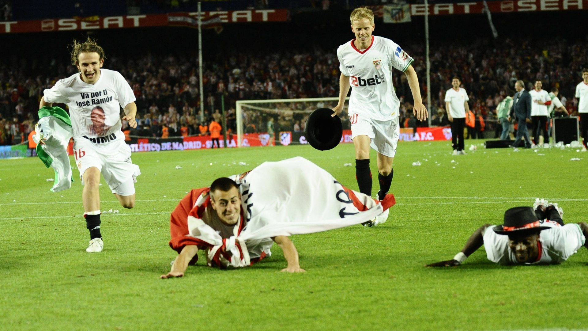Antonio Luna celebra la Copa del Rey ganada en 2010 Antonio Luna celebra la Copa del Rey ganada en 2010