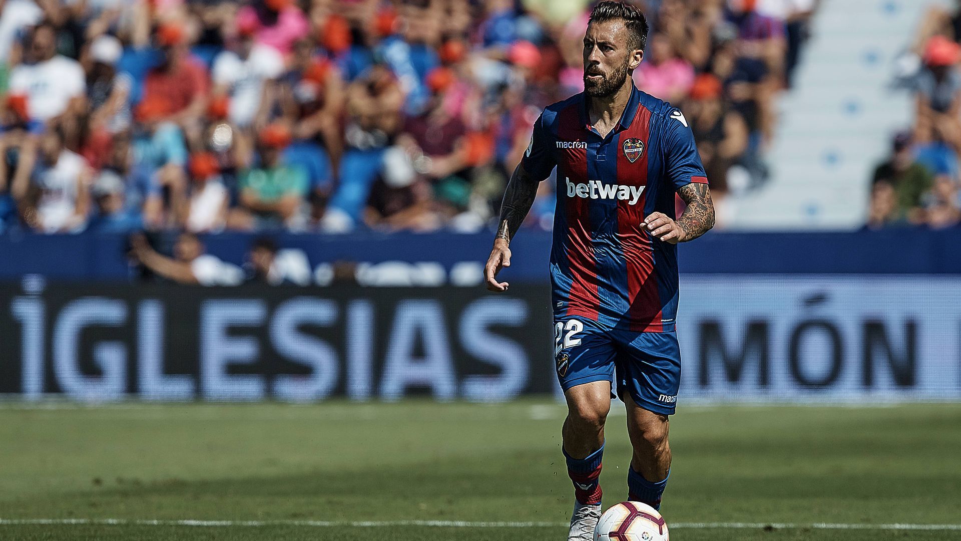 Antonio Luna, jugando con el Levante