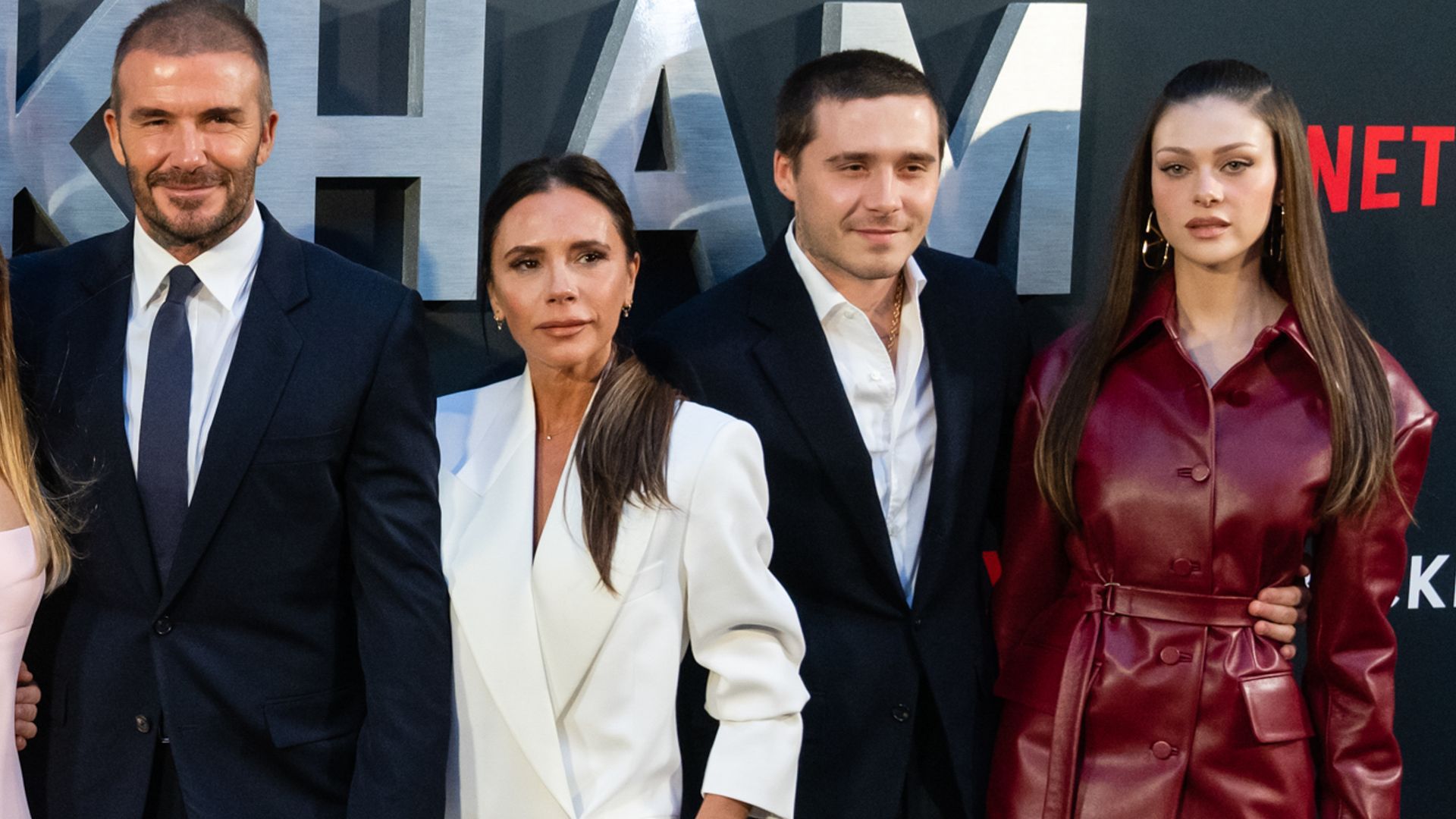 Brooklyn Beckham con sus padres, David y Victoria