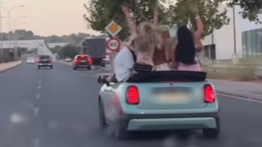 Encima de un descapotable y con copa en mano: denuncian varios casos de conducción temeraria en Baleares difundidos en redes
