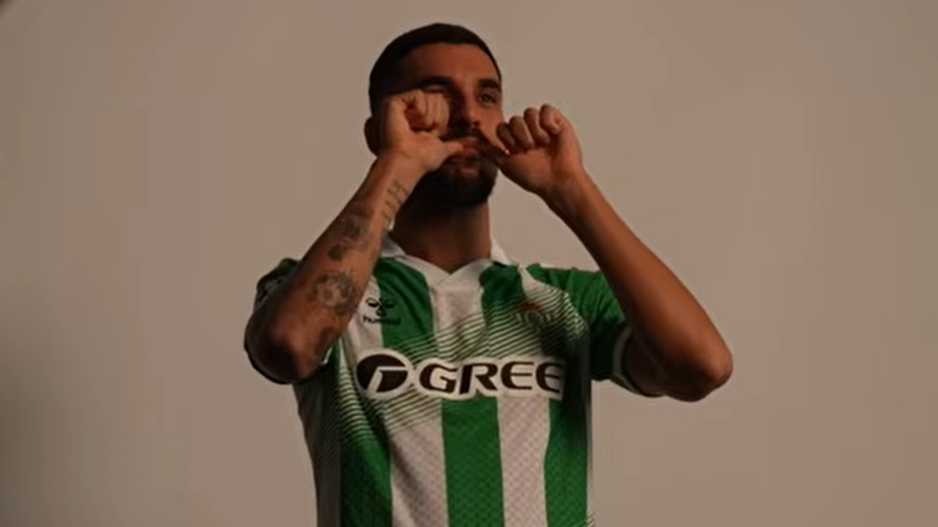 Dani Ceballos posa con la celebración que hará cuando marque un gol