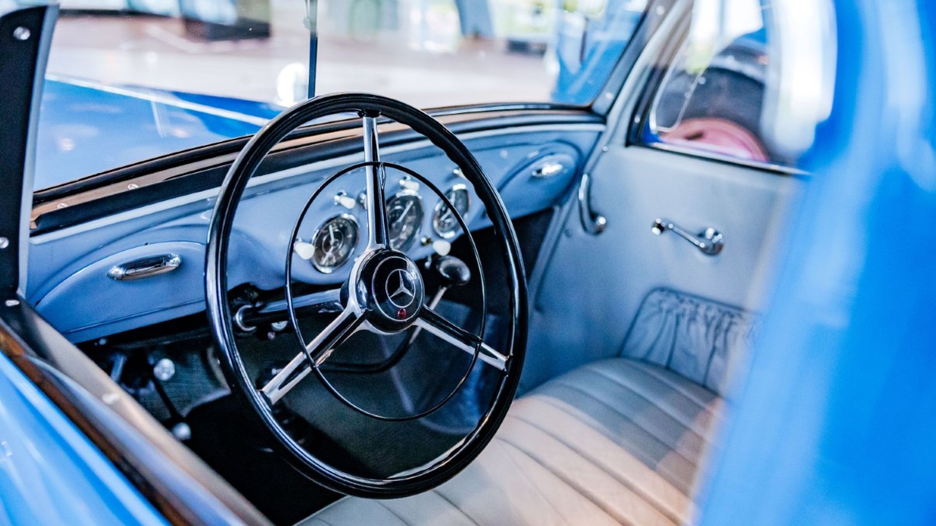 El volante del raro Mercedes 170 V azul El volante del raro Mercedes 170 V azul