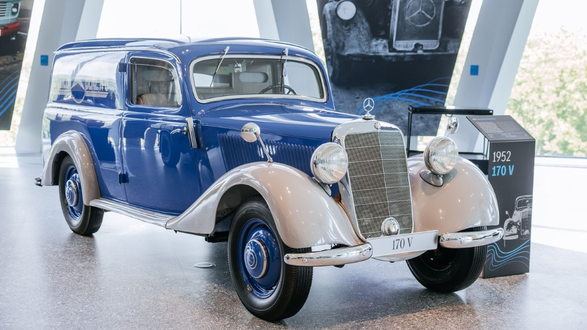 El volante del raro Mercedes 170 V azul