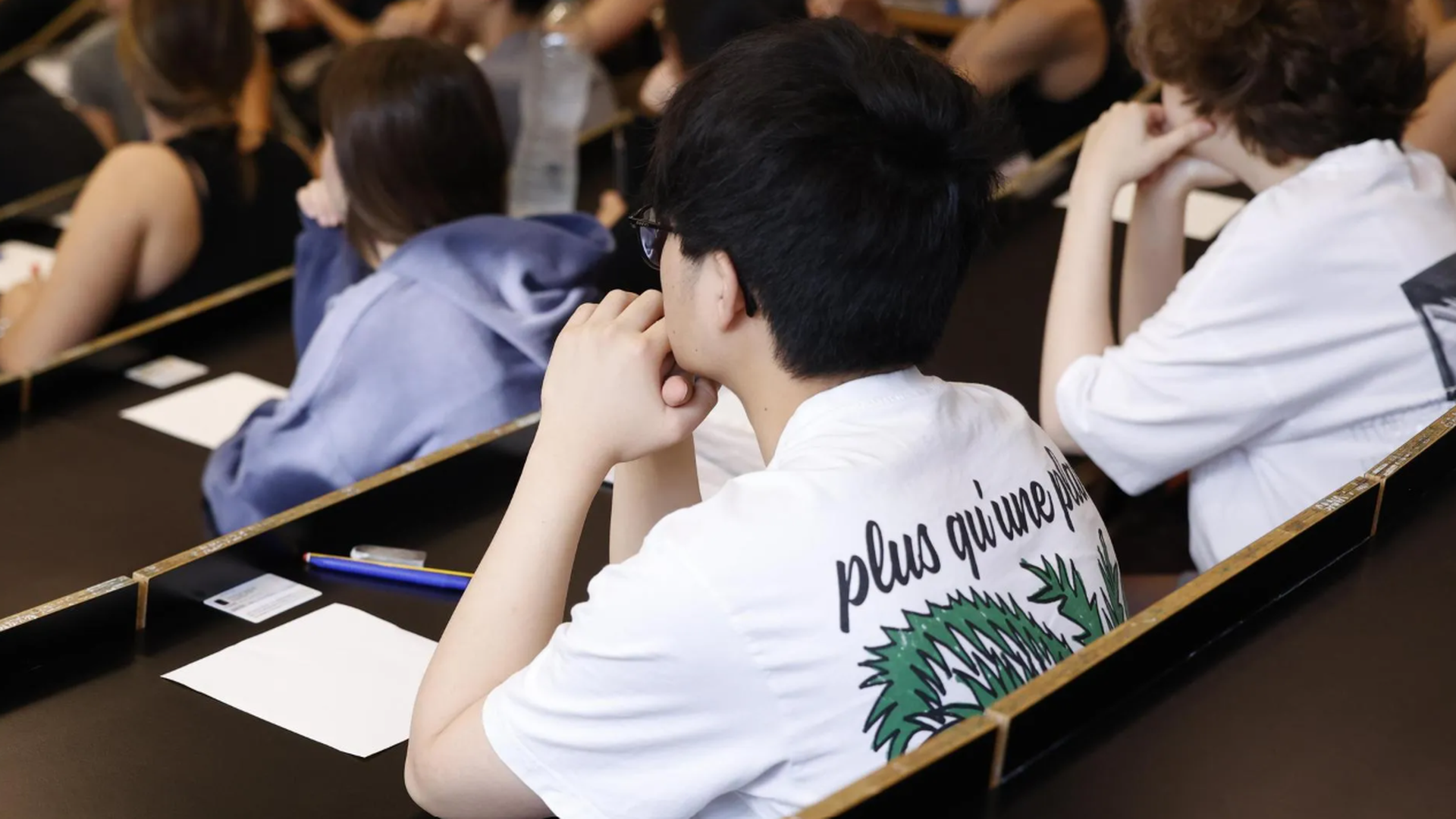 Estudiantes esperan a someterse a un examen. Estudiantes esperan a someterse a un examen.