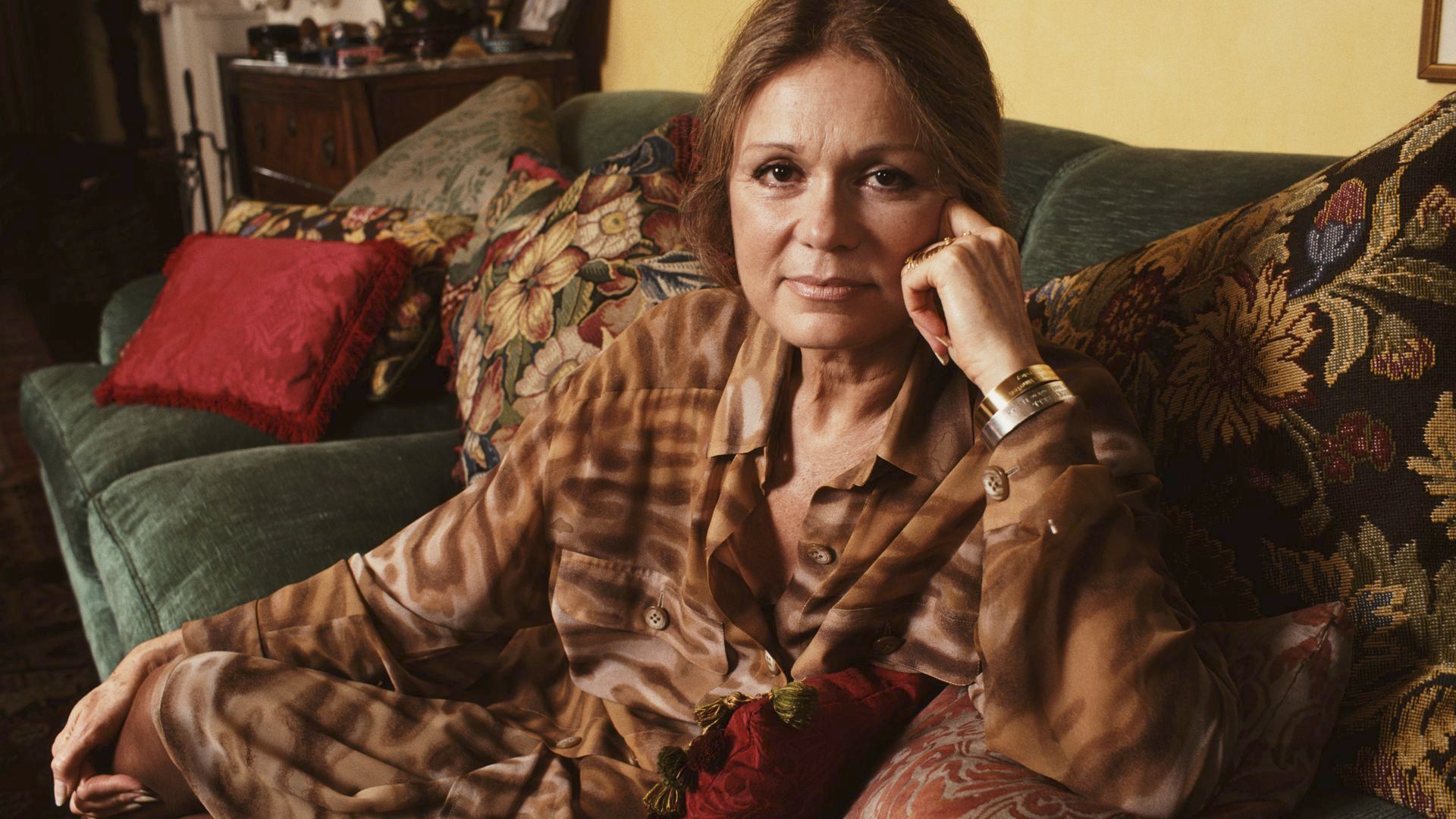 Gloria Steinem en su apartamento neoyorquino en 1990 Gloria Steinem en su apartamento neoyorquino en 1990