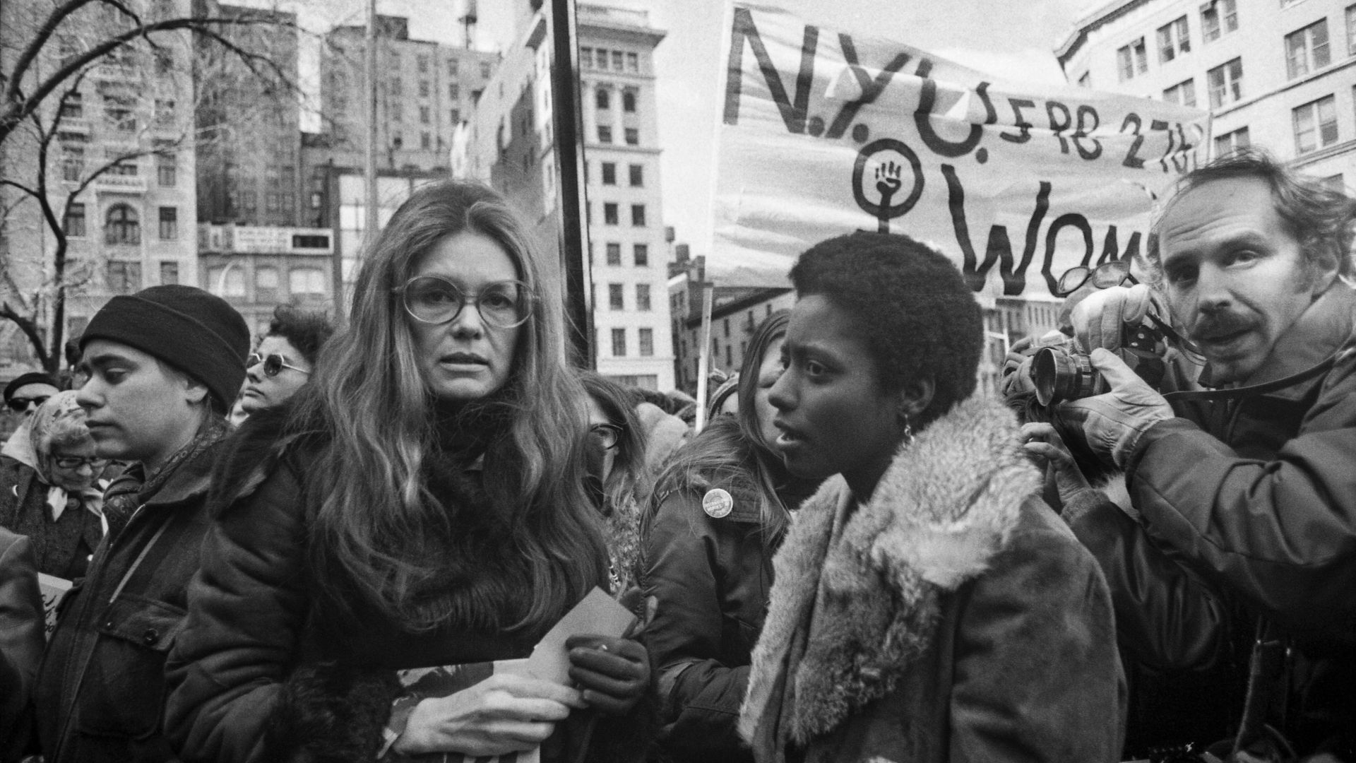 Gloria Steinem en una marcha en Manhattan