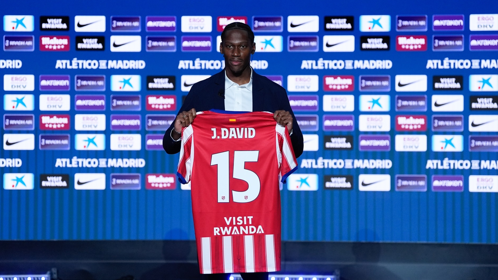 Jonathan David posa con el dorsal 15 en la camiseta del Atlético