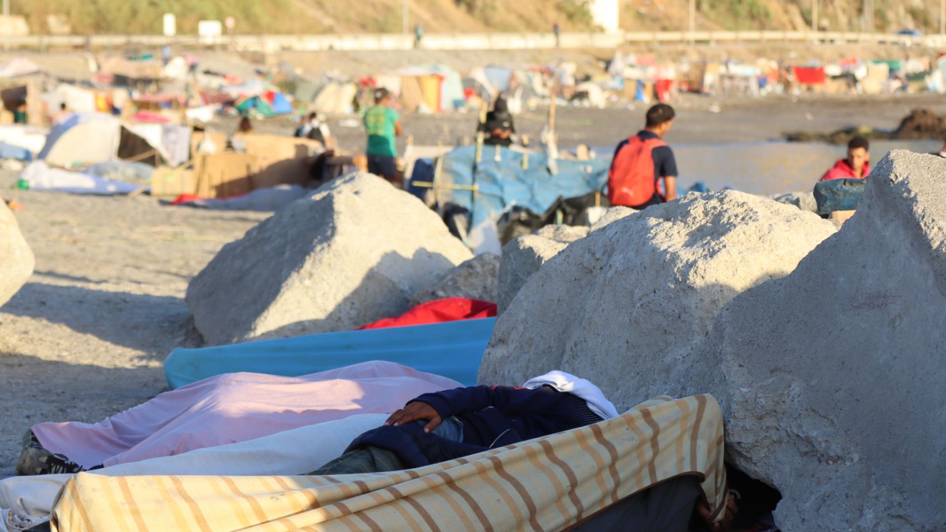 Migrantes en la playa de El Trampolín, Ceuta Migrantes en la playa de El Trampolín, Ceuta