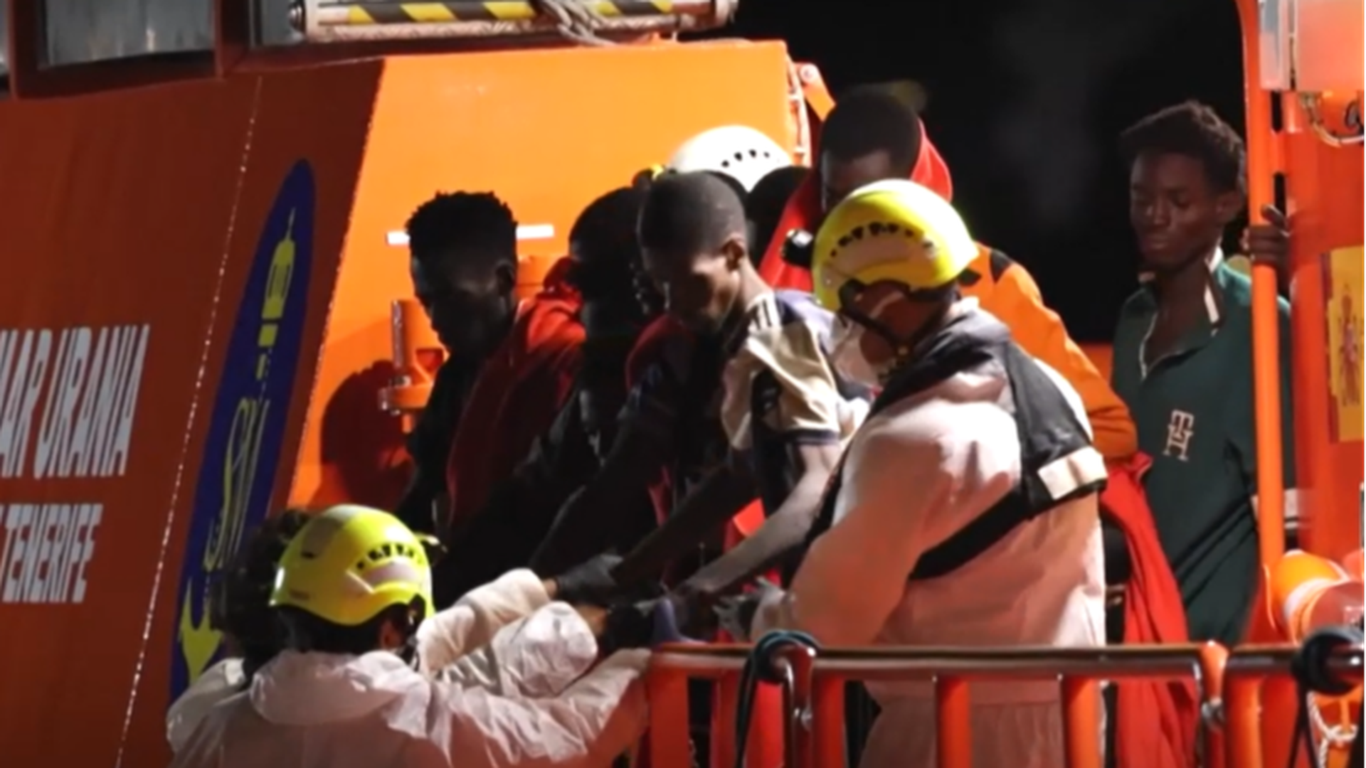 Mueren 80 personas, entre ellas un bebé, en un cayuco a la deriva en Canarias al pasar 26 días en el mar: hay 44 supervivientes Mueren 80 personas, entre ellas un bebé, en un cayuco a la deriva en Canarias al pasar 26 días en el mar: hay 44 supervivientes