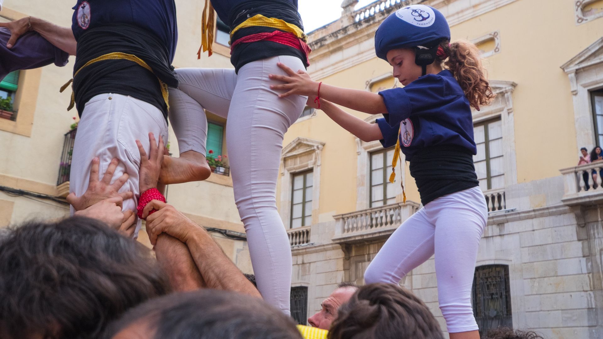 Nuevos cascos para los canallas de los castellers Nuevos cascos para los canallas de los castellers