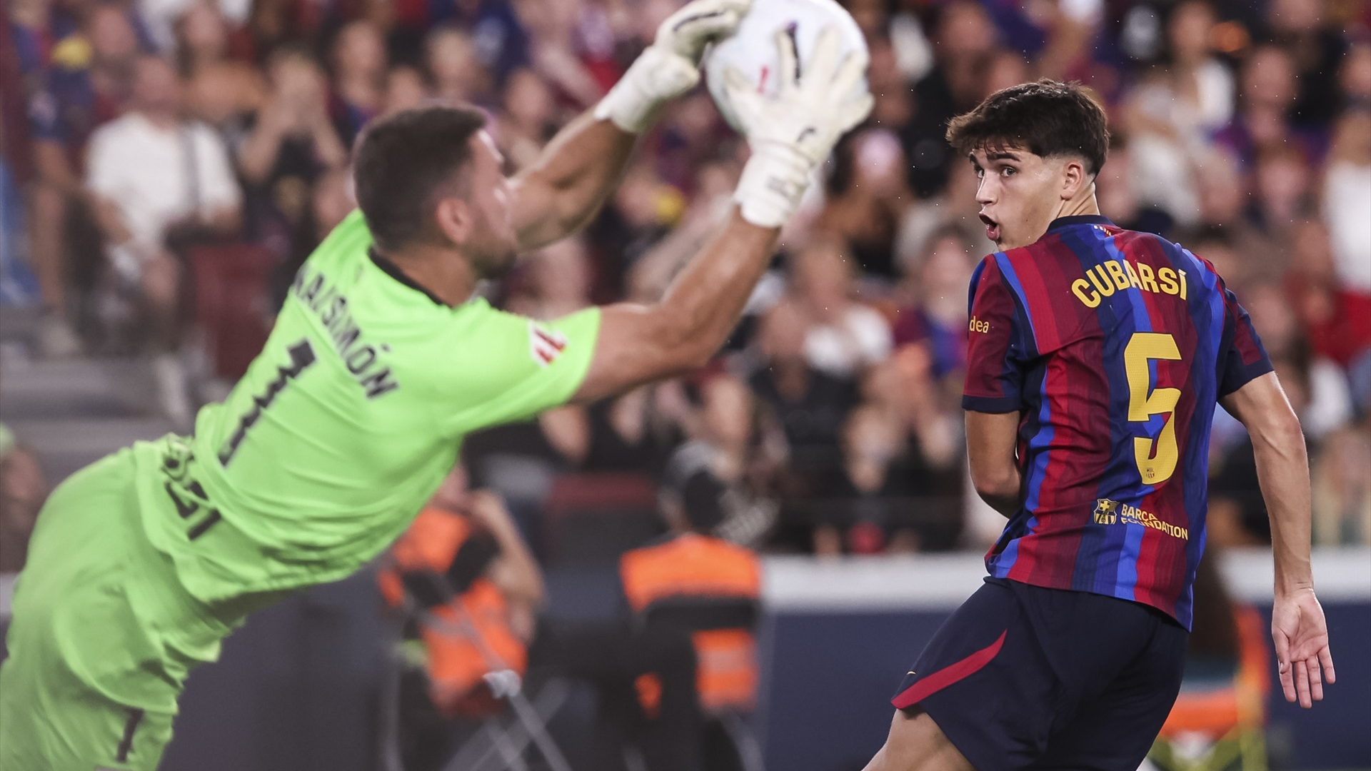 Pau Cubarsí, ante Unai Simón en el Barcelona-Athletic