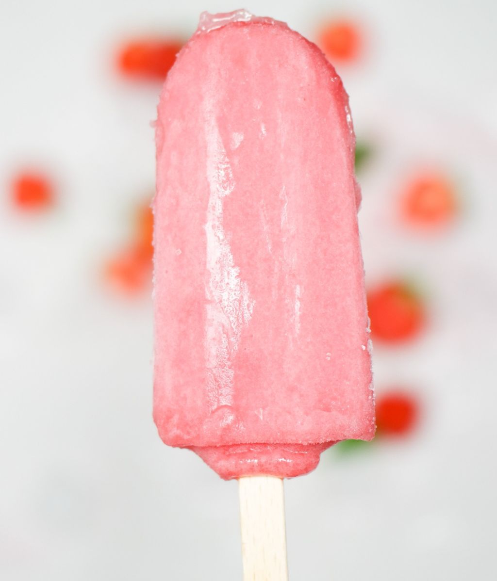 Polo de fresas y plátano natural