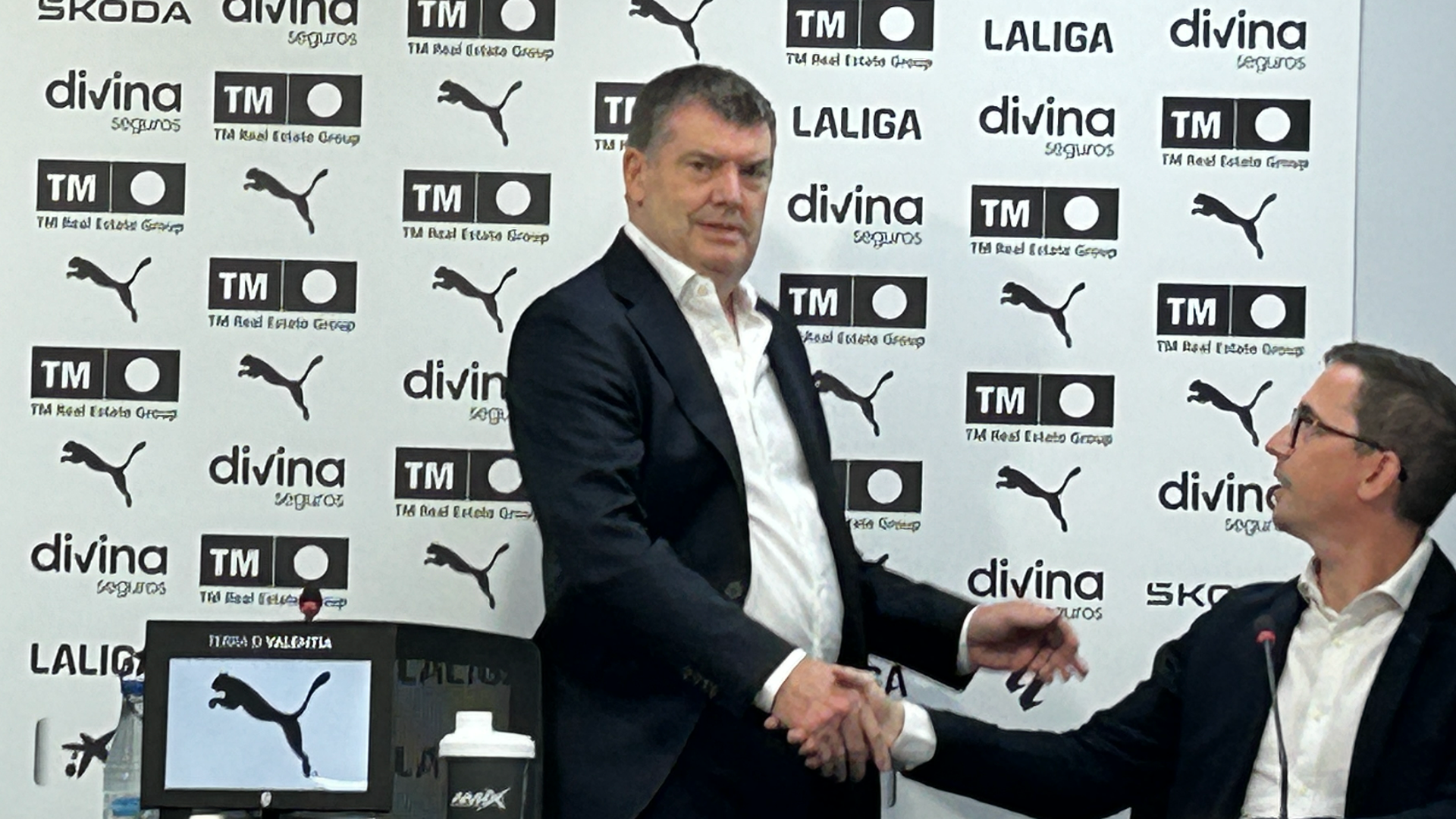 Ron Gourlay en rueda de prensa