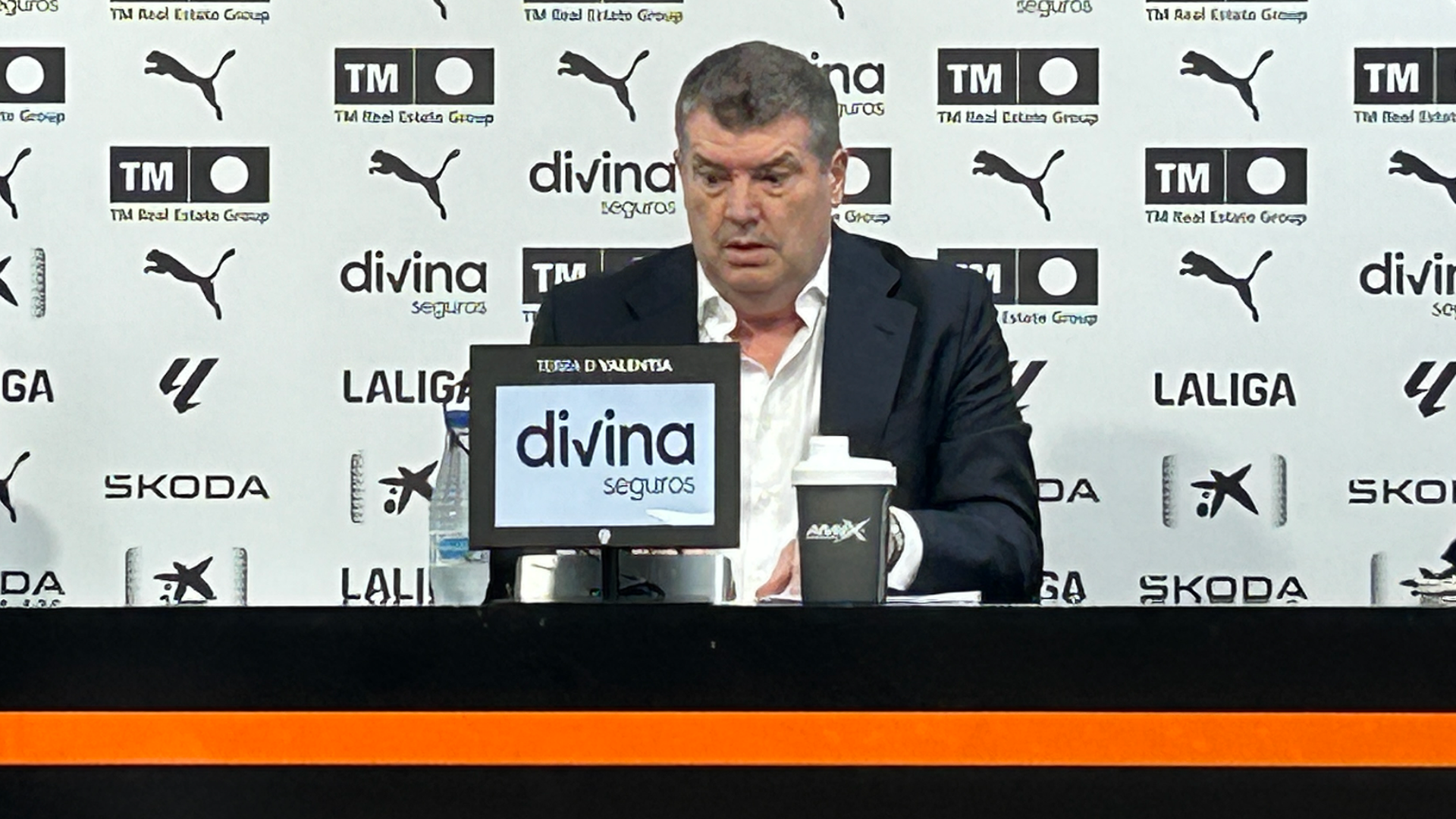 Ron Gourlay en rueda de prensa