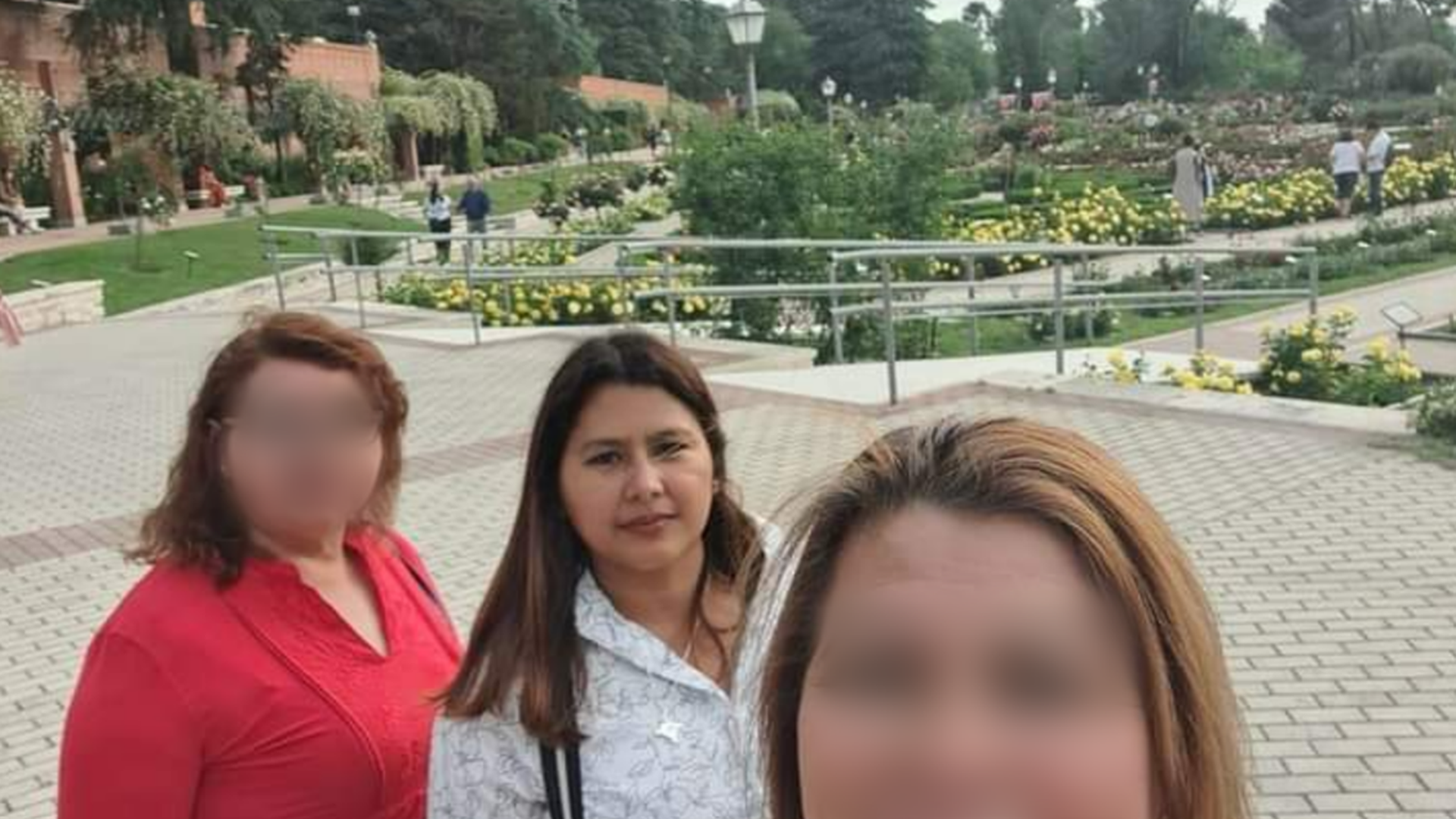 Rosalba, junto a la tía con la que se instaló en Madrid, en un paseo por la capital española