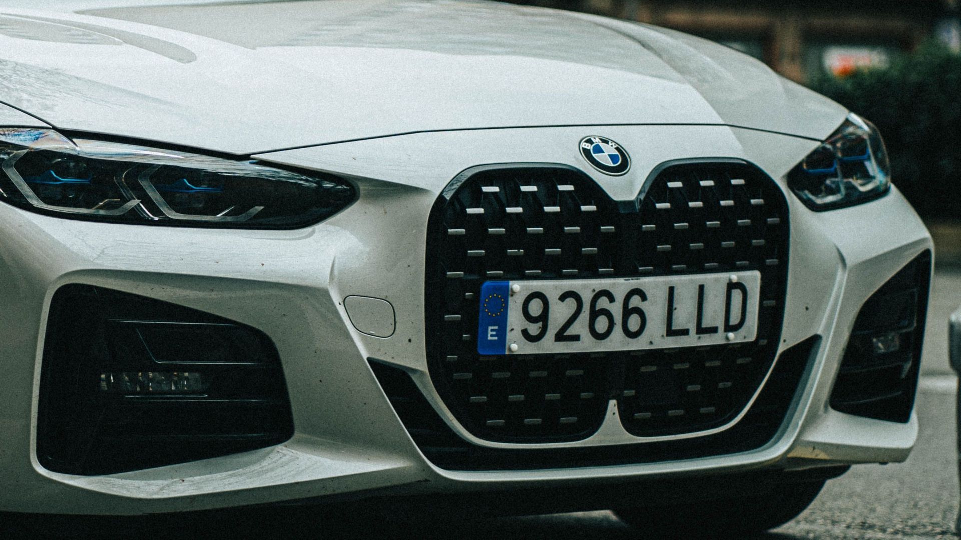 Un coche con matrícula española Un coche con matrícula española