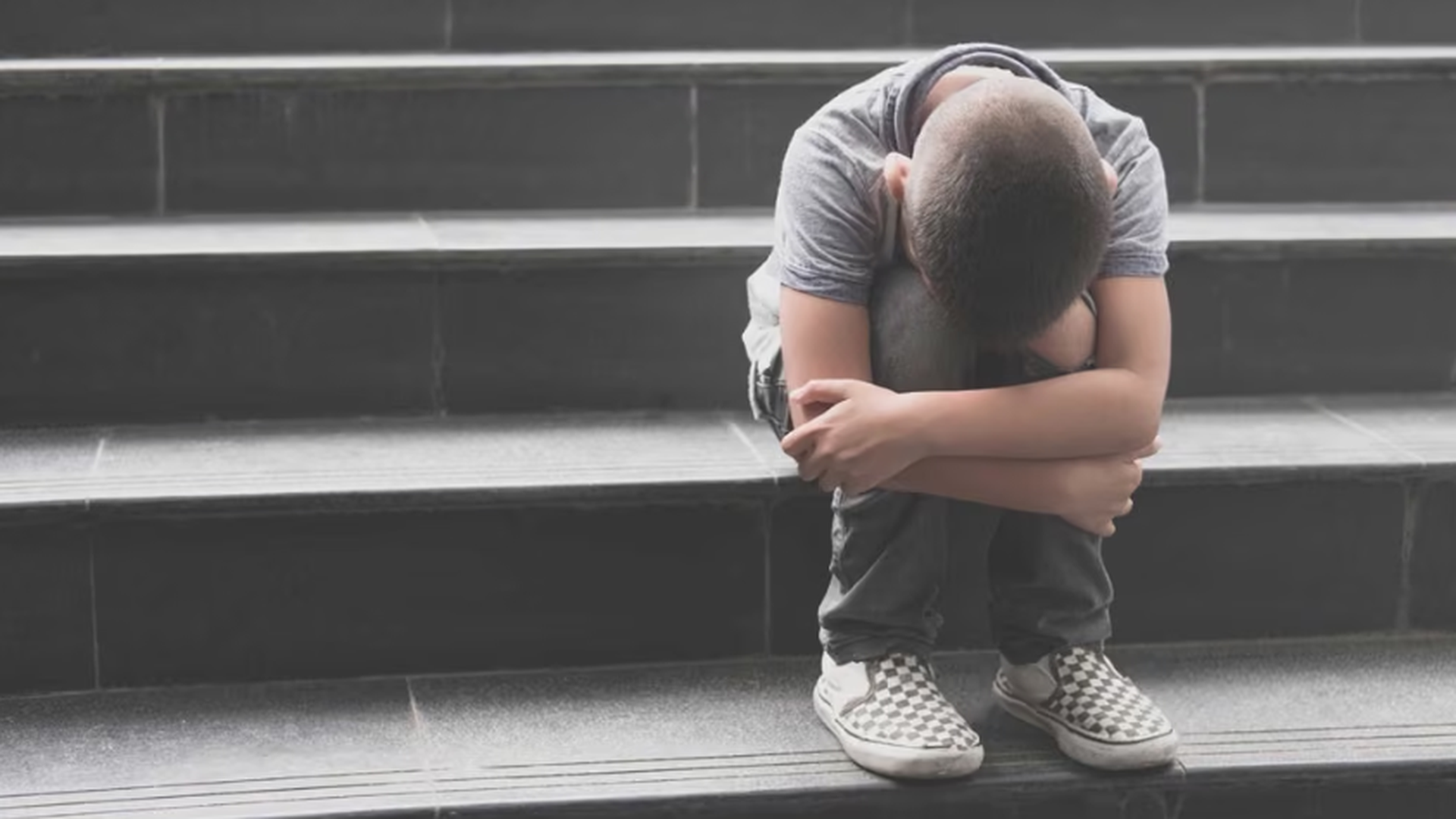 Un niño cabizbajo durante su jornada escolar. Un niño cabizbajo durante su jornada escolar.
