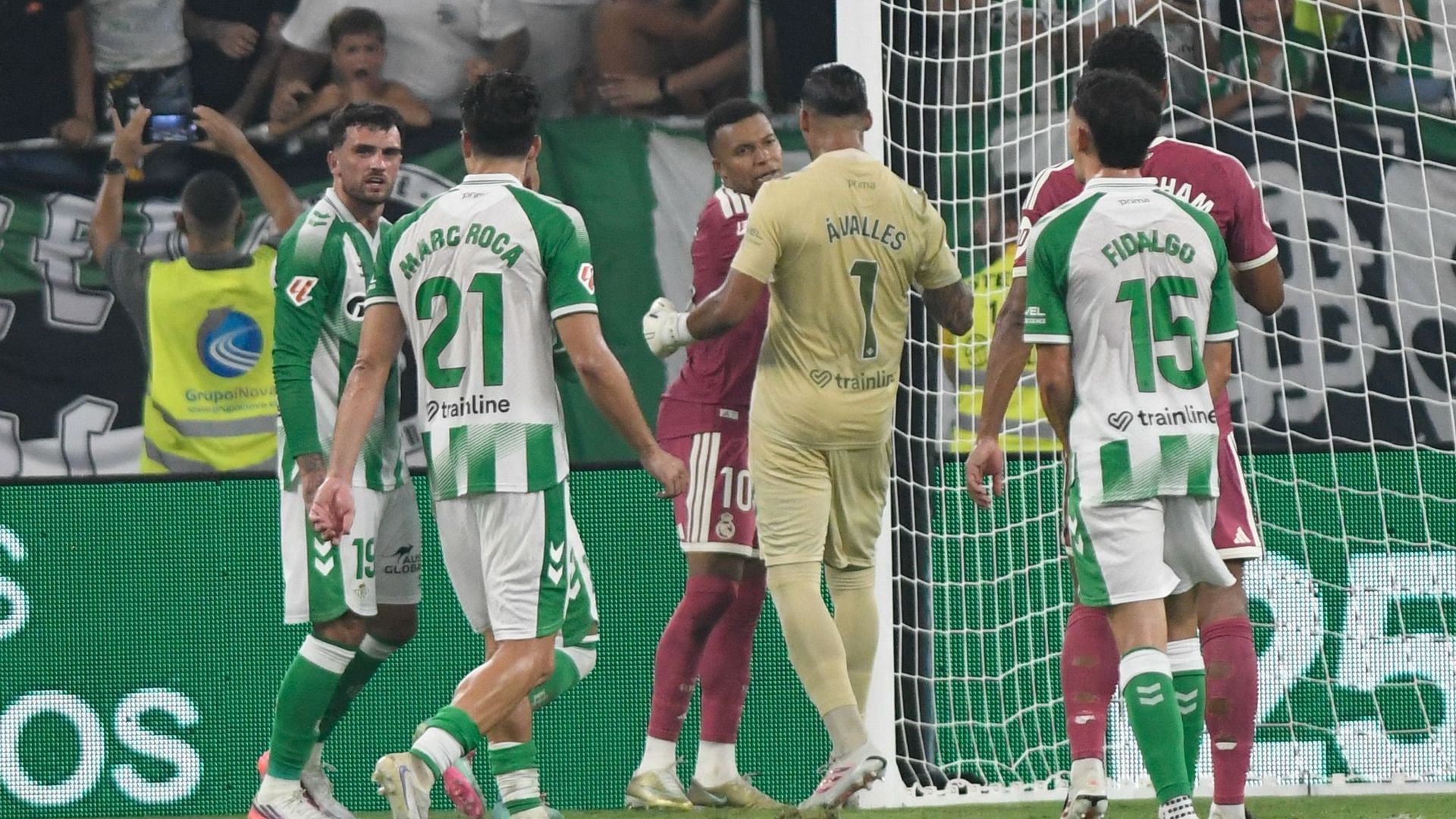 Álvaro Valles le para el penalti a Mbappé